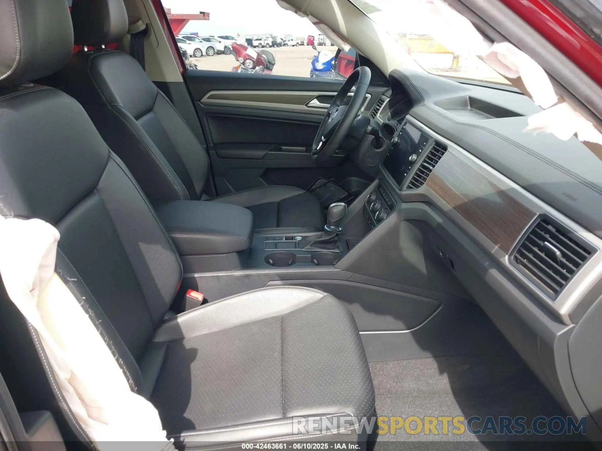 4 Photograph of a damaged car 1V2WR2CA5KC590468 VOLKSWAGEN ATLAS 2019