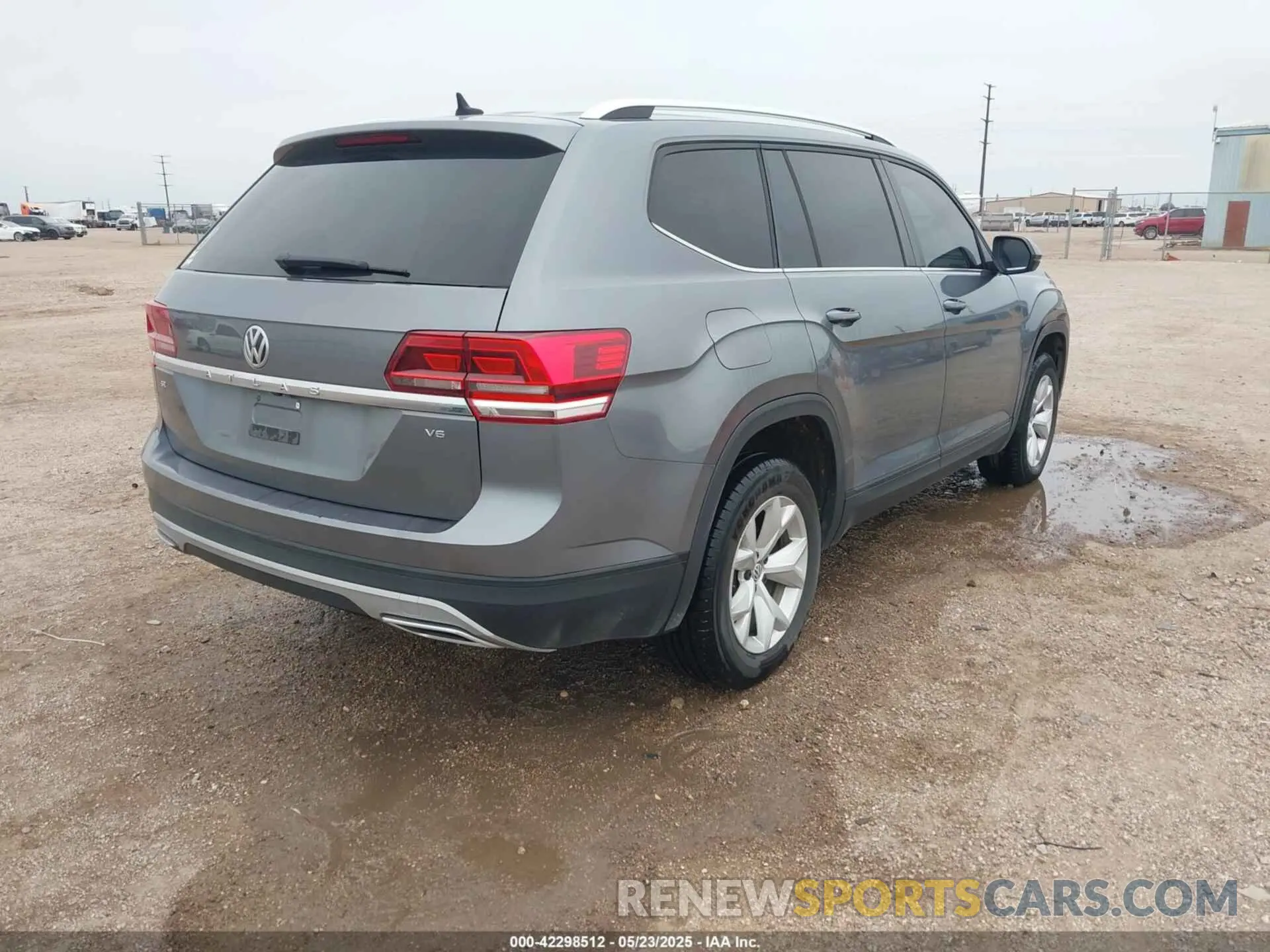 4 Photograph of a damaged car 1V2WR2CA6KC559374 VOLKSWAGEN ATLAS 2019