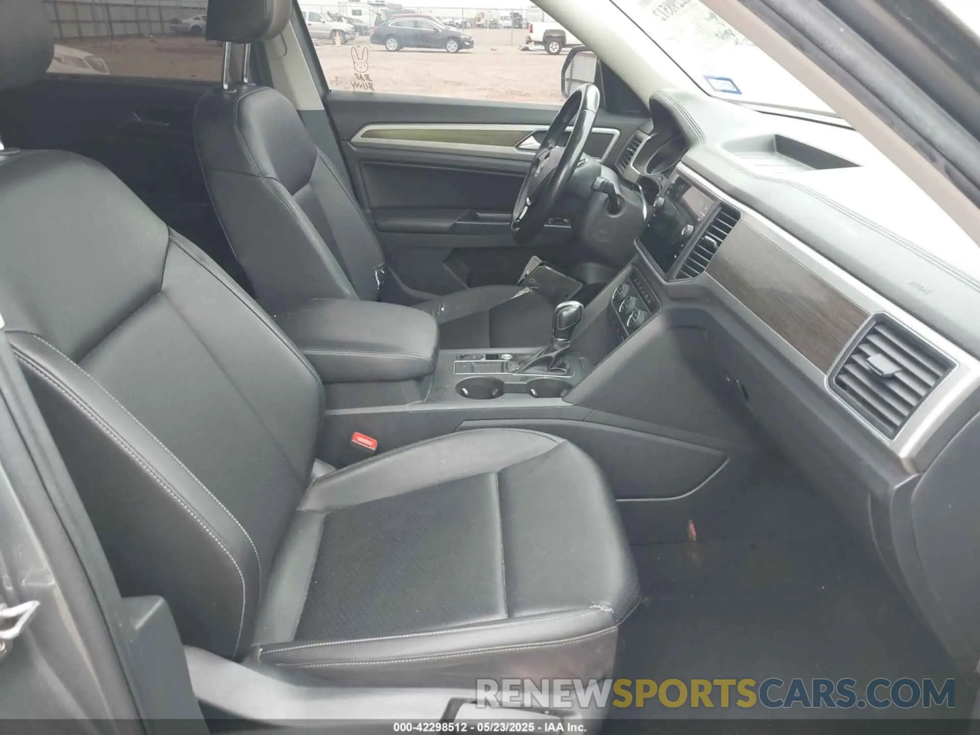 5 Photograph of a damaged car 1V2WR2CA6KC559374 VOLKSWAGEN ATLAS 2019