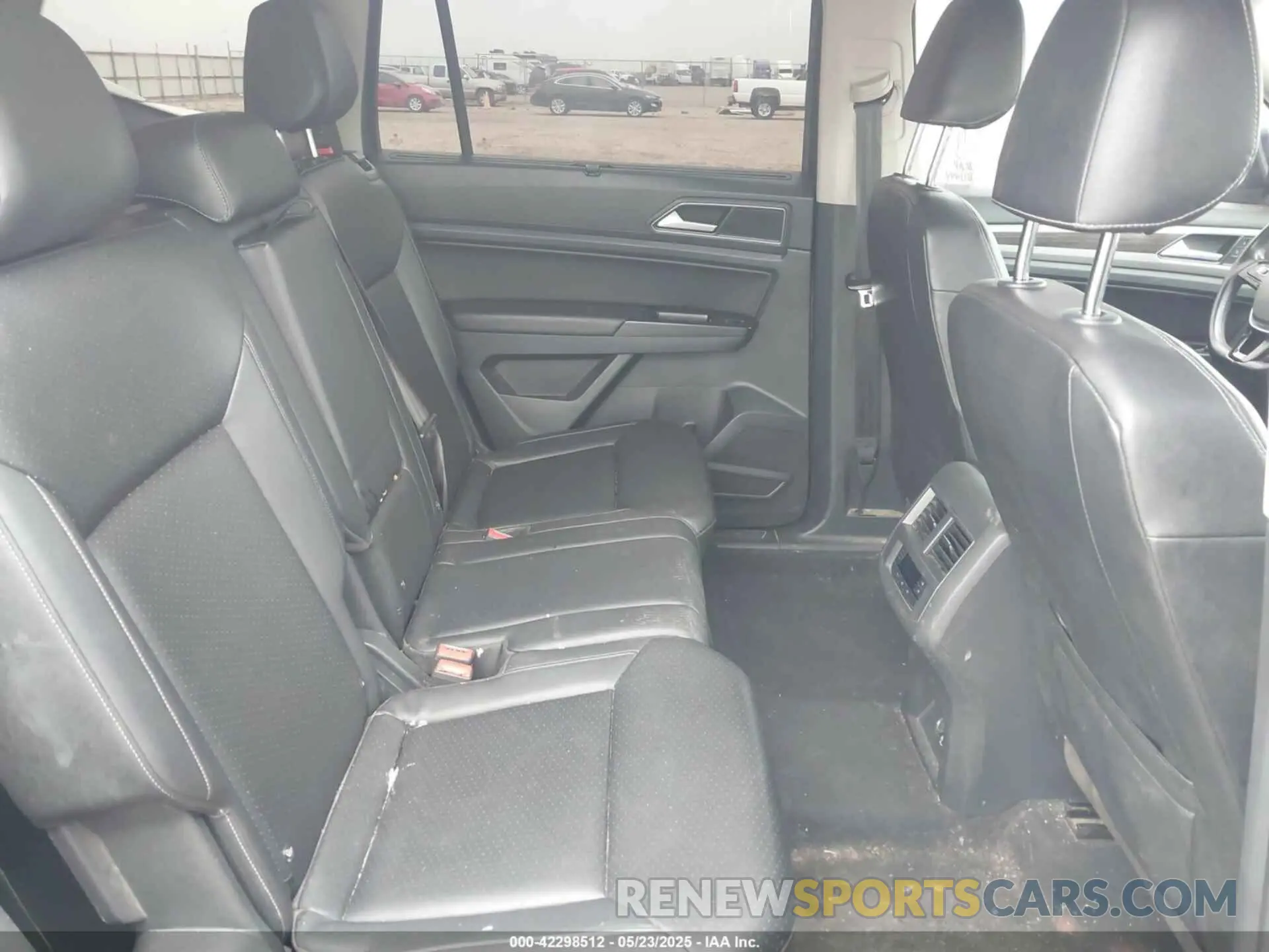 8 Photograph of a damaged car 1V2WR2CA6KC559374 VOLKSWAGEN ATLAS 2019