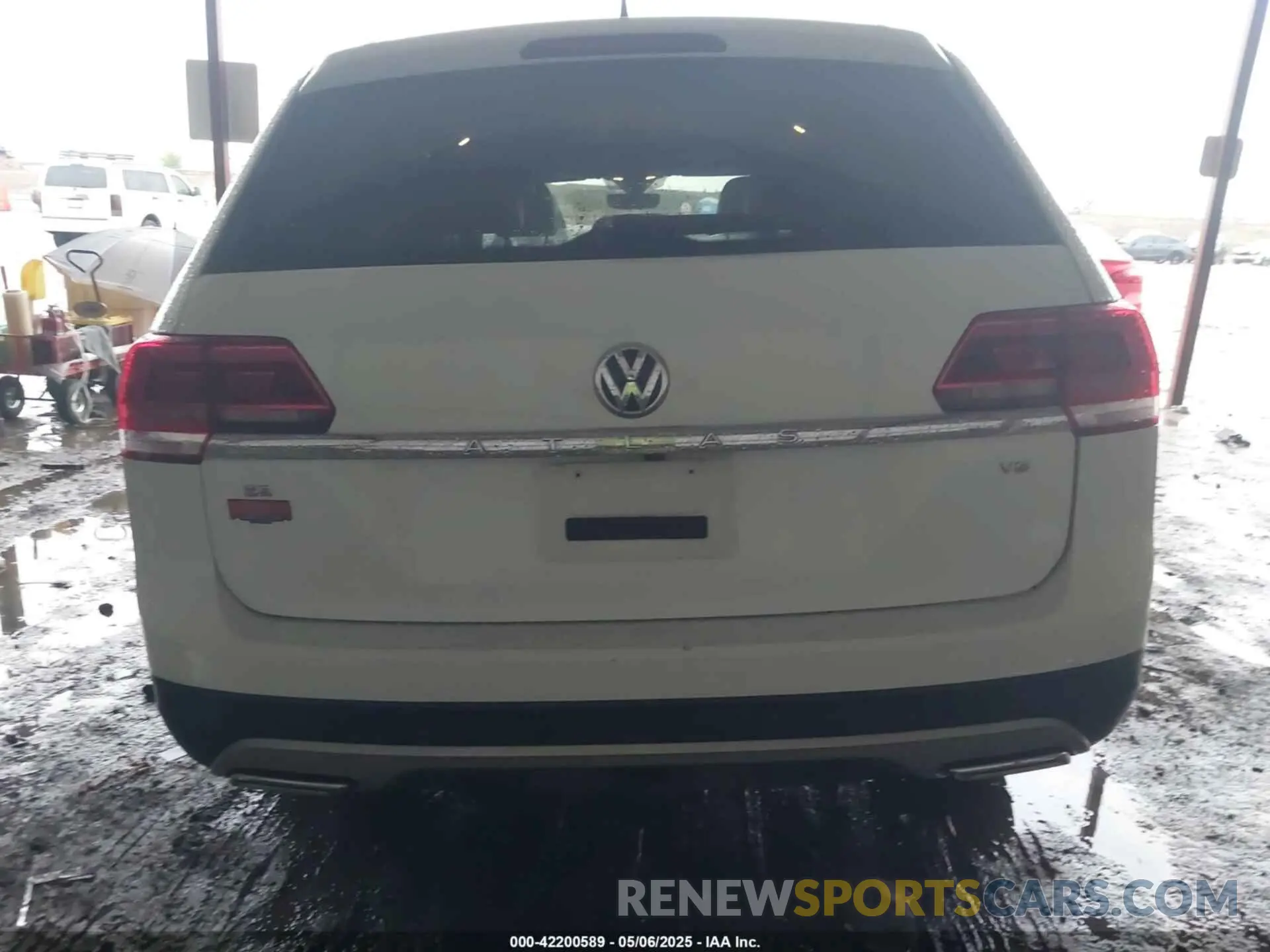 17 Photograph of a damaged car 1V2WR2CA8KC526036 VOLKSWAGEN ATLAS 2019
