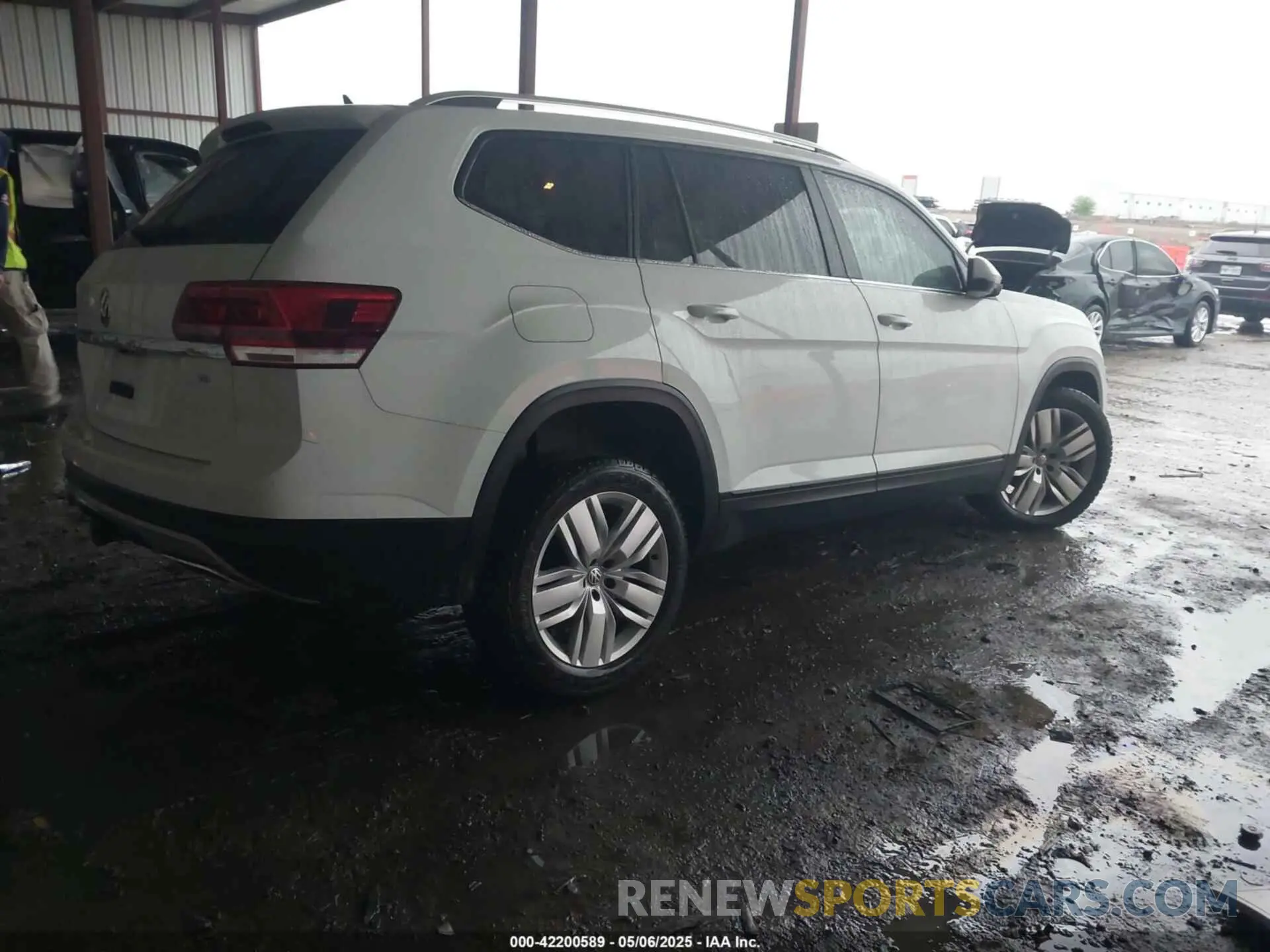 4 Photograph of a damaged car 1V2WR2CA8KC526036 VOLKSWAGEN ATLAS 2019