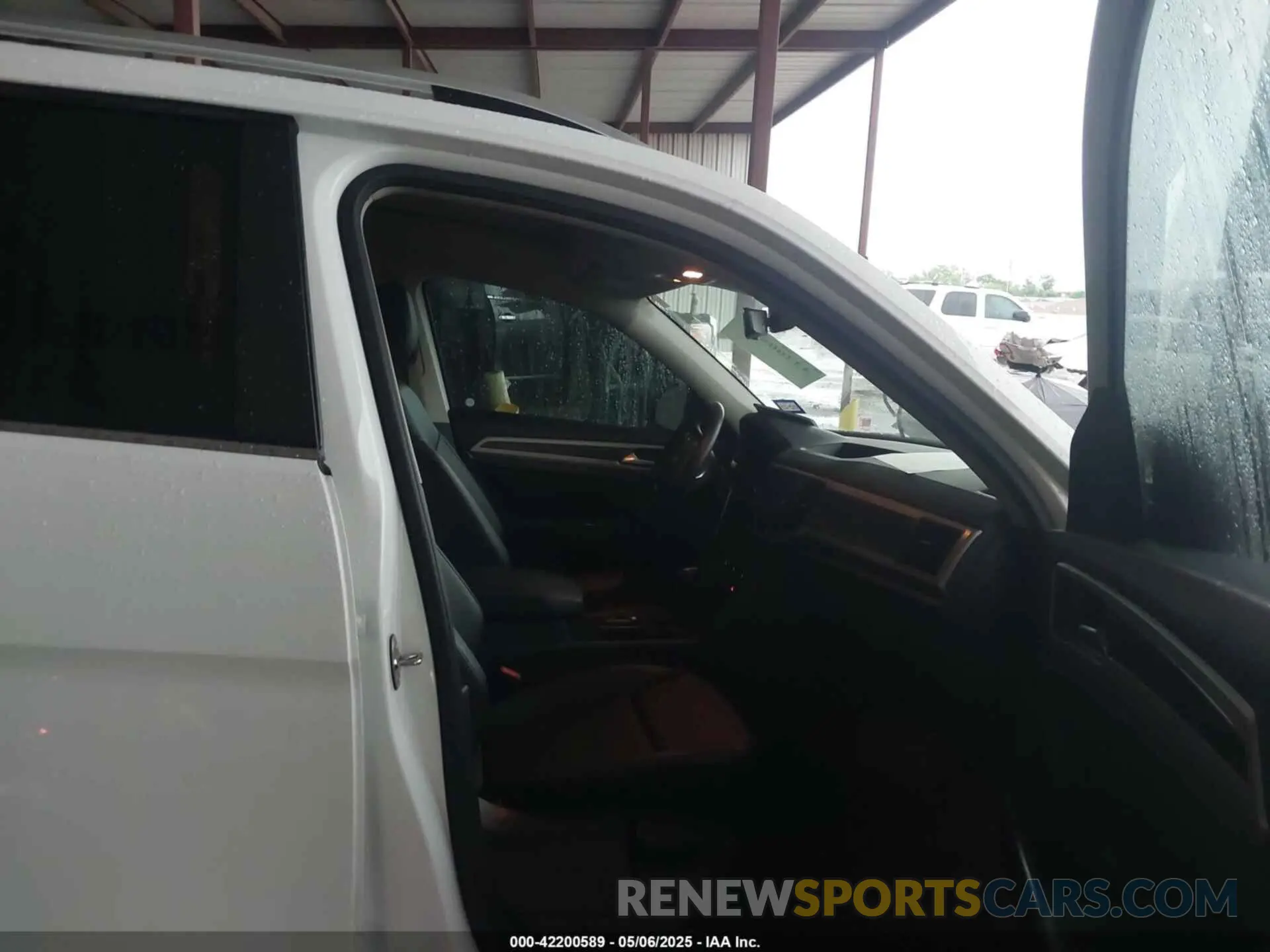 5 Photograph of a damaged car 1V2WR2CA8KC526036 VOLKSWAGEN ATLAS 2019