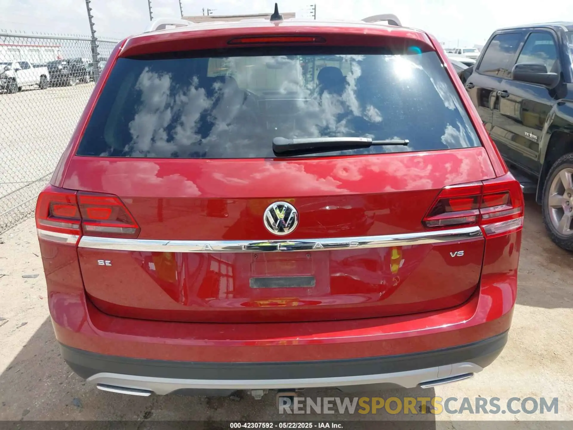 16 Photograph of a damaged car 1V2WR2CAXKC563315 VOLKSWAGEN ATLAS 2019