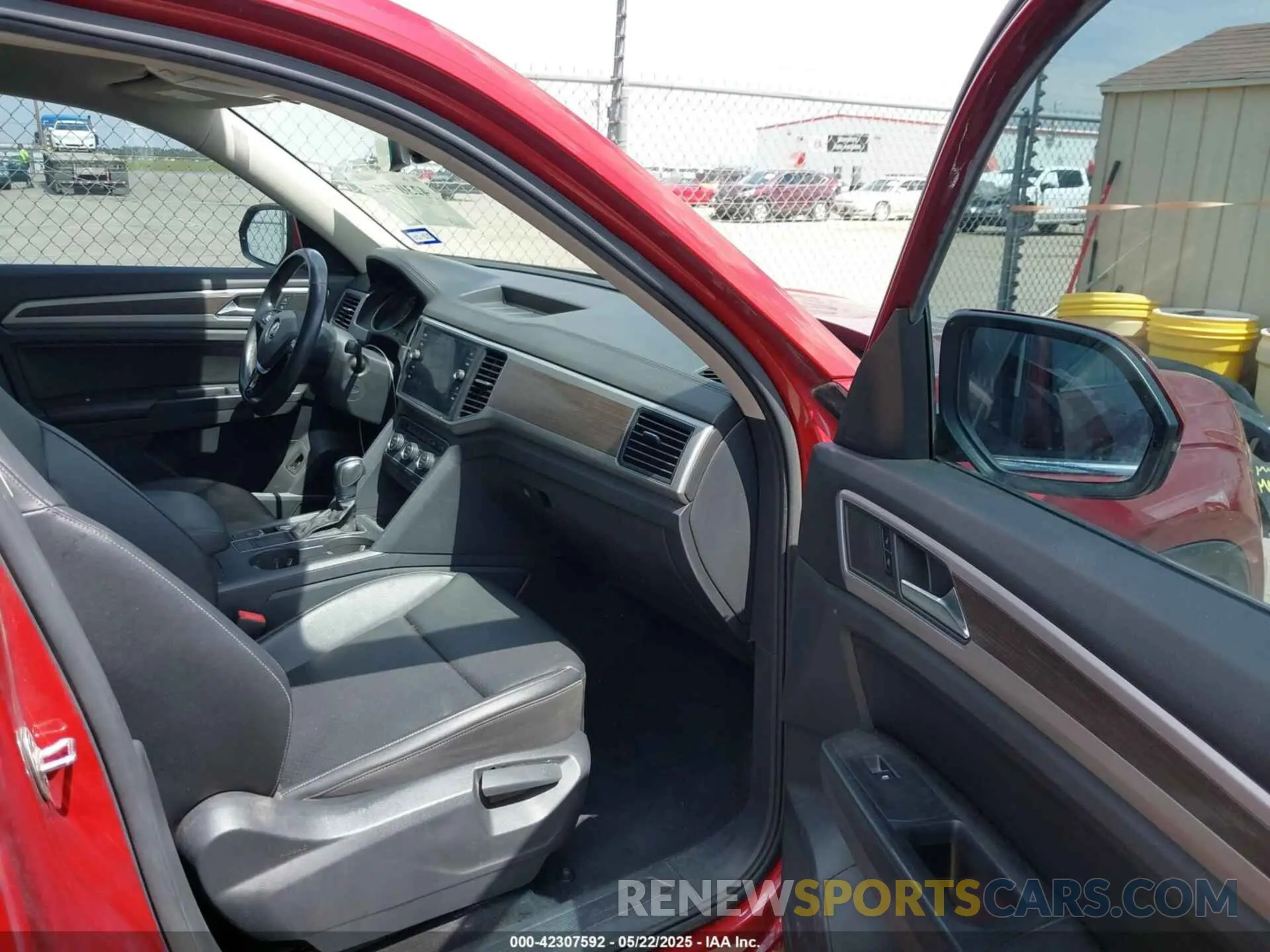 5 Photograph of a damaged car 1V2WR2CAXKC563315 VOLKSWAGEN ATLAS 2019