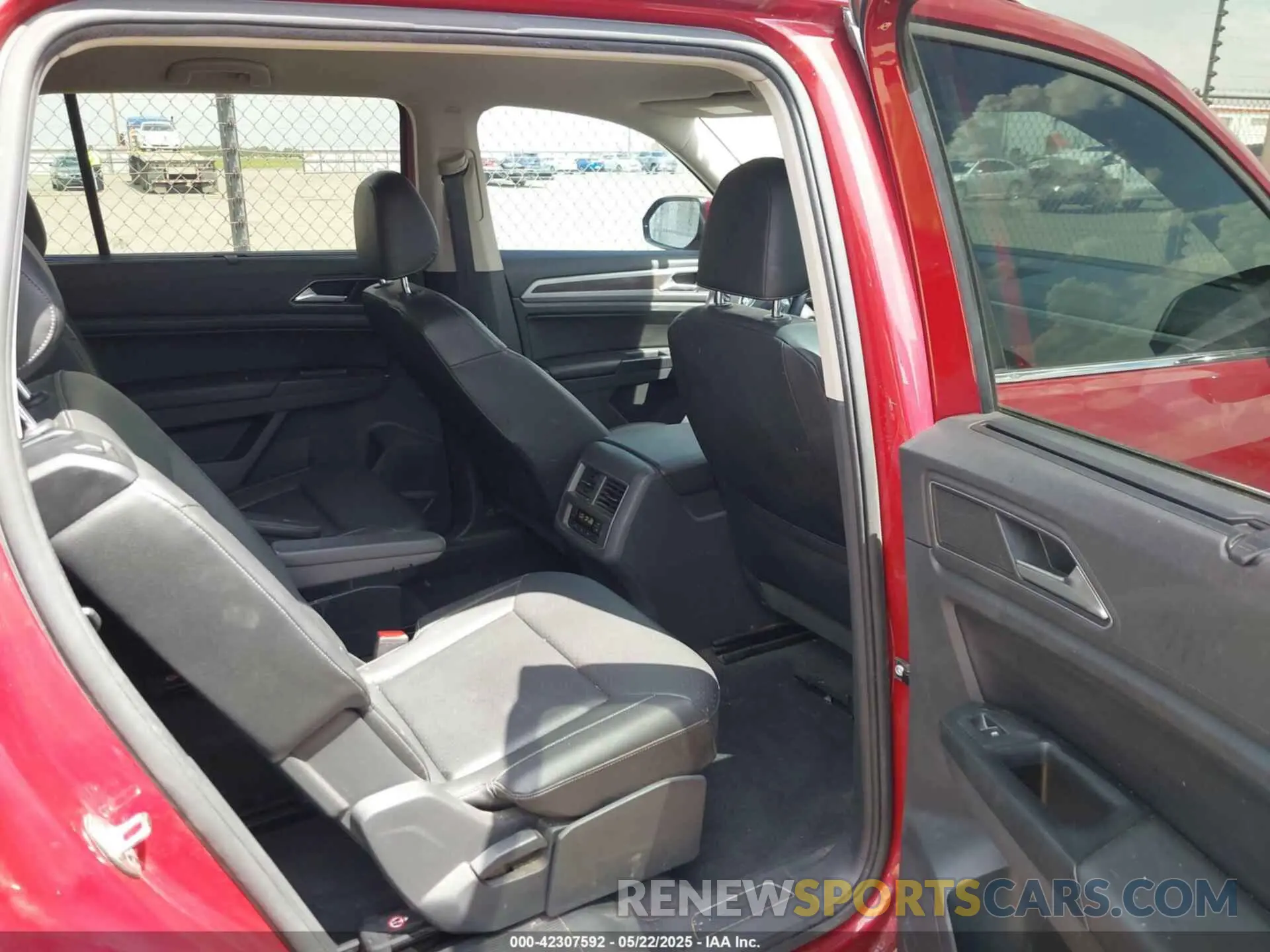 8 Photograph of a damaged car 1V2WR2CAXKC563315 VOLKSWAGEN ATLAS 2019