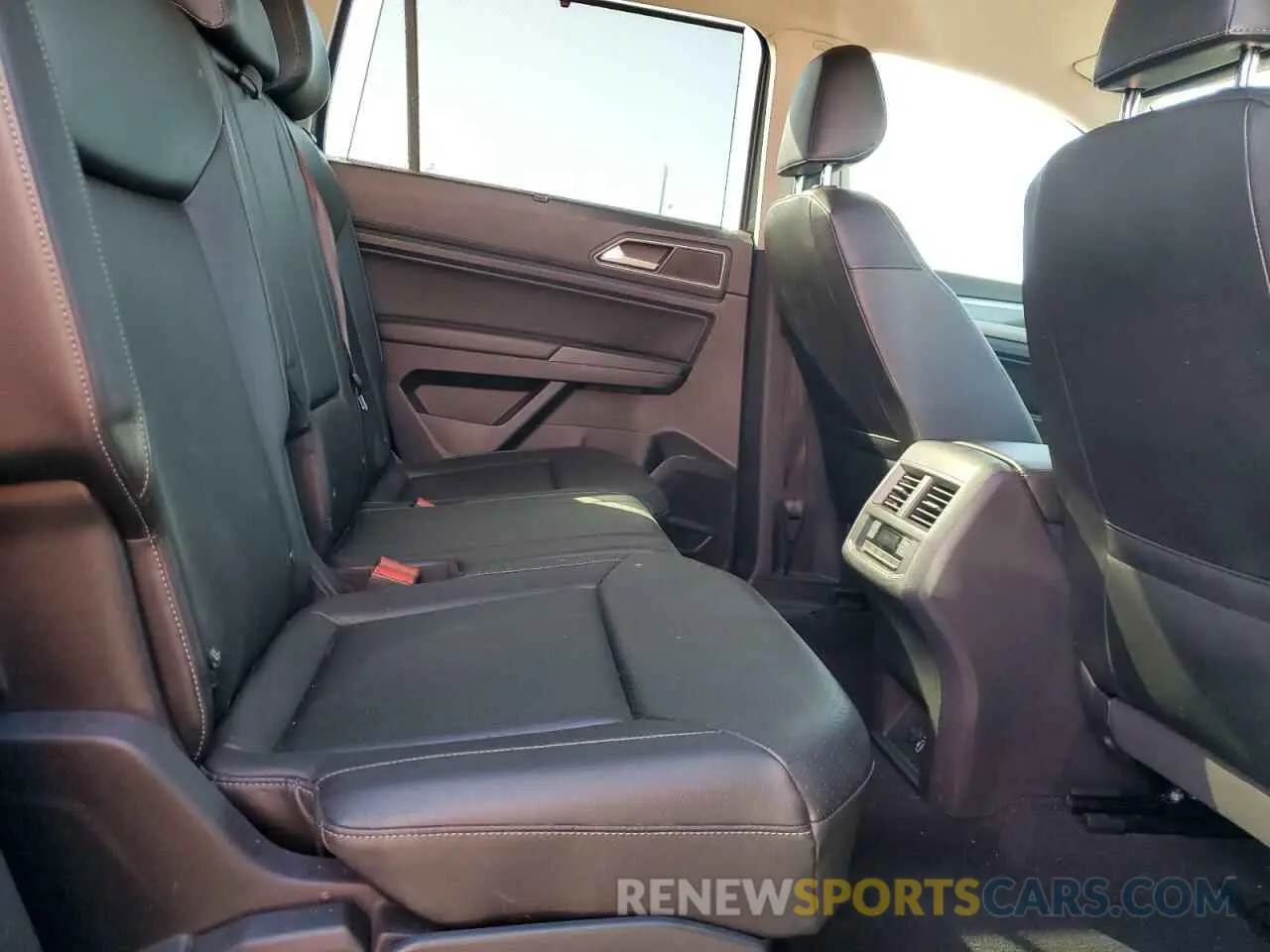 11 Photograph of a damaged car 1V2WR2CAXKC576470 VOLKSWAGEN ATLAS 2019