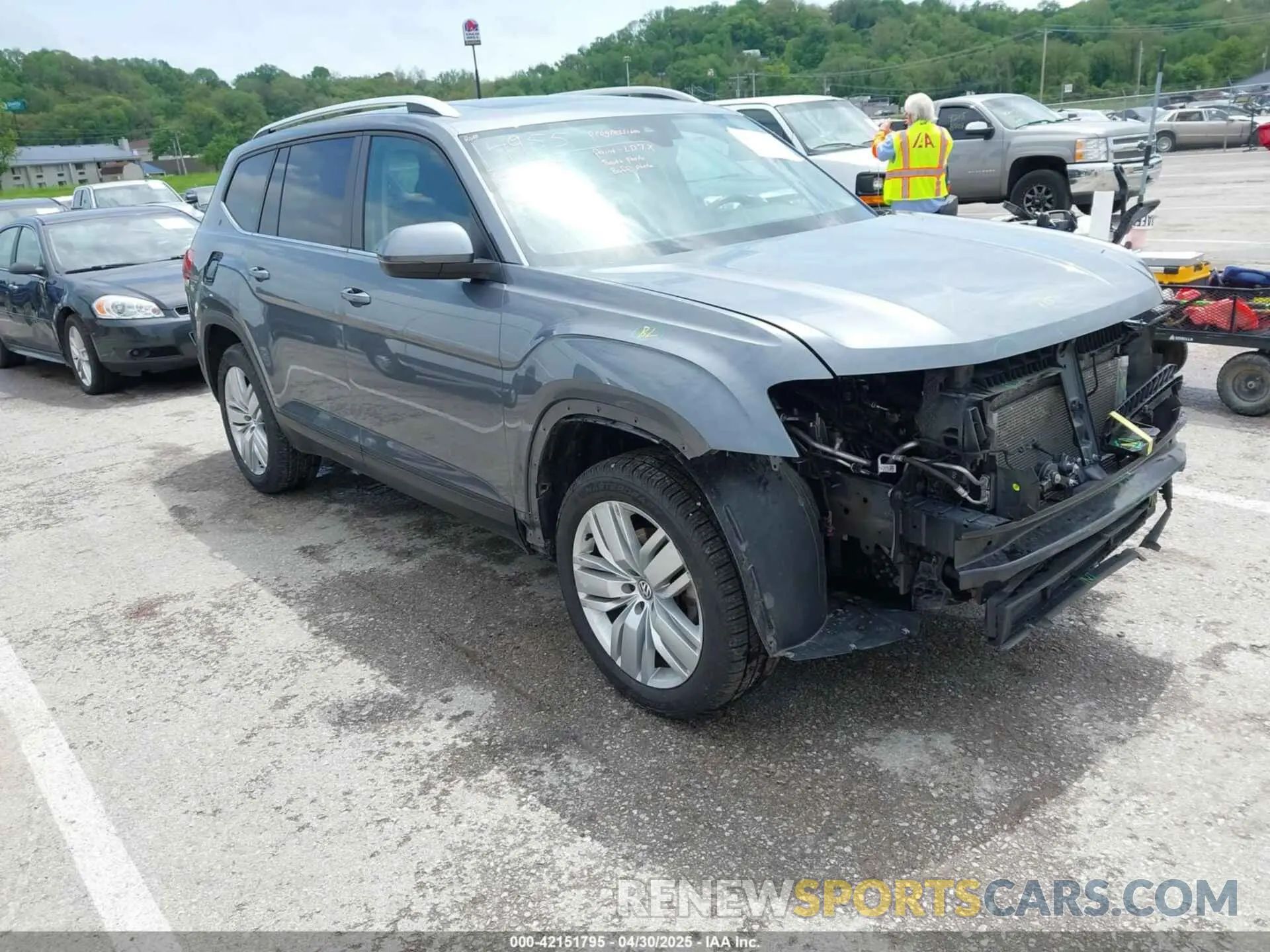 1 Photograph of a damaged car 1V2WR2CAXKC611864 VOLKSWAGEN ATLAS 2019