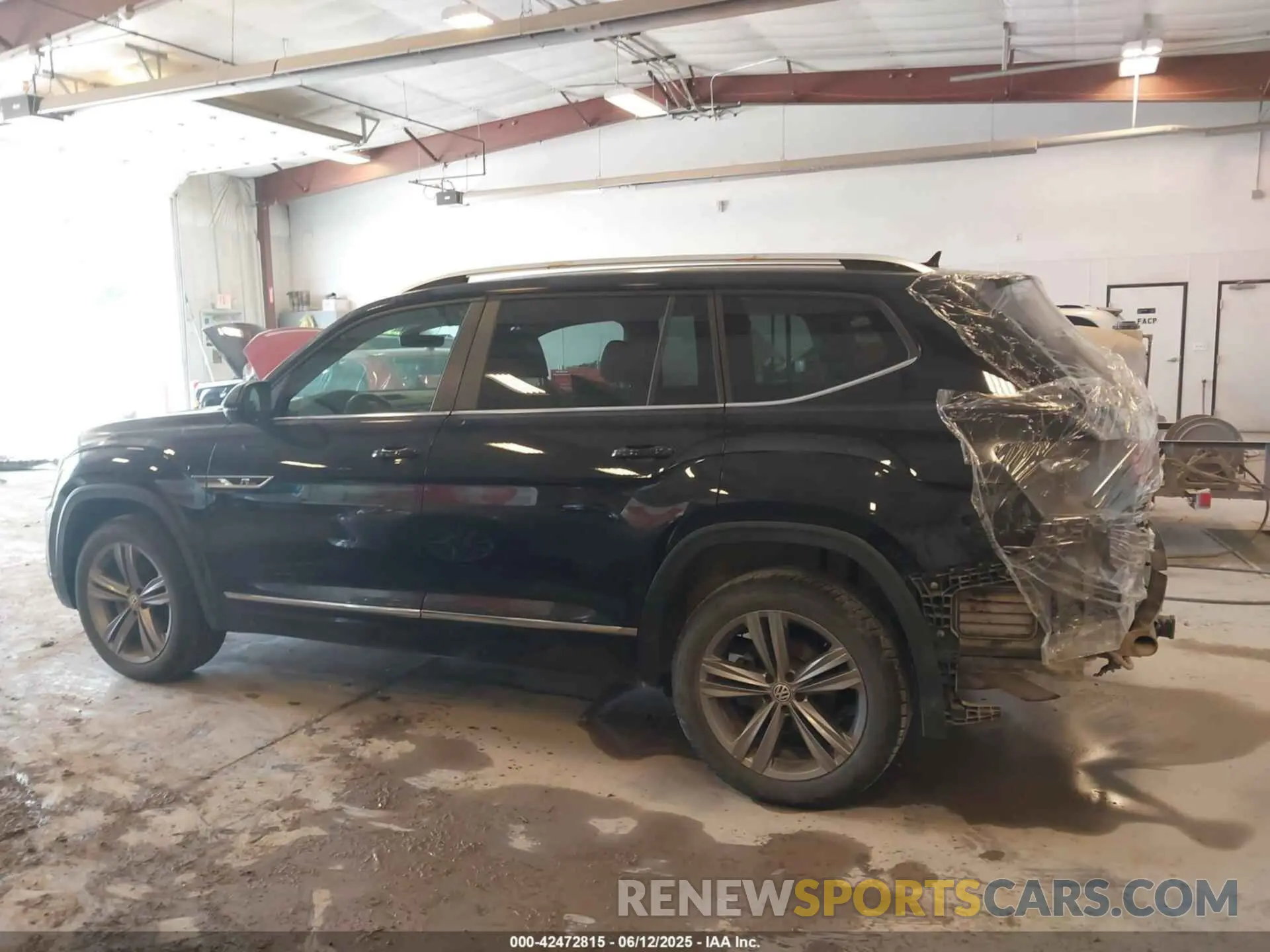 14 Photograph of a damaged car 1V2XR2CA1KC518199 VOLKSWAGEN ATLAS 2019