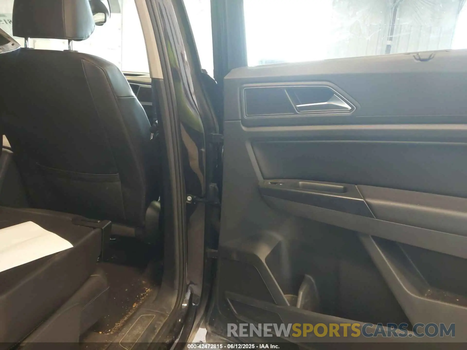 8 Photograph of a damaged car 1V2XR2CA1KC518199 VOLKSWAGEN ATLAS 2019