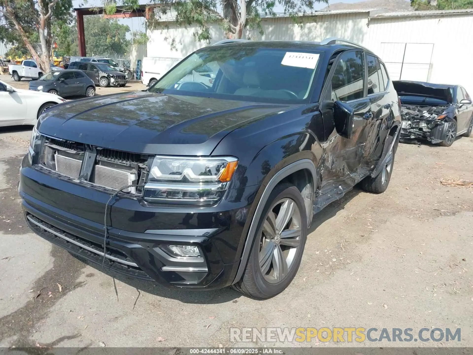 2 Фотография поврежденного автомобиля 1V2XR2CA9KC520010 VOLKSWAGEN ATLAS 2019