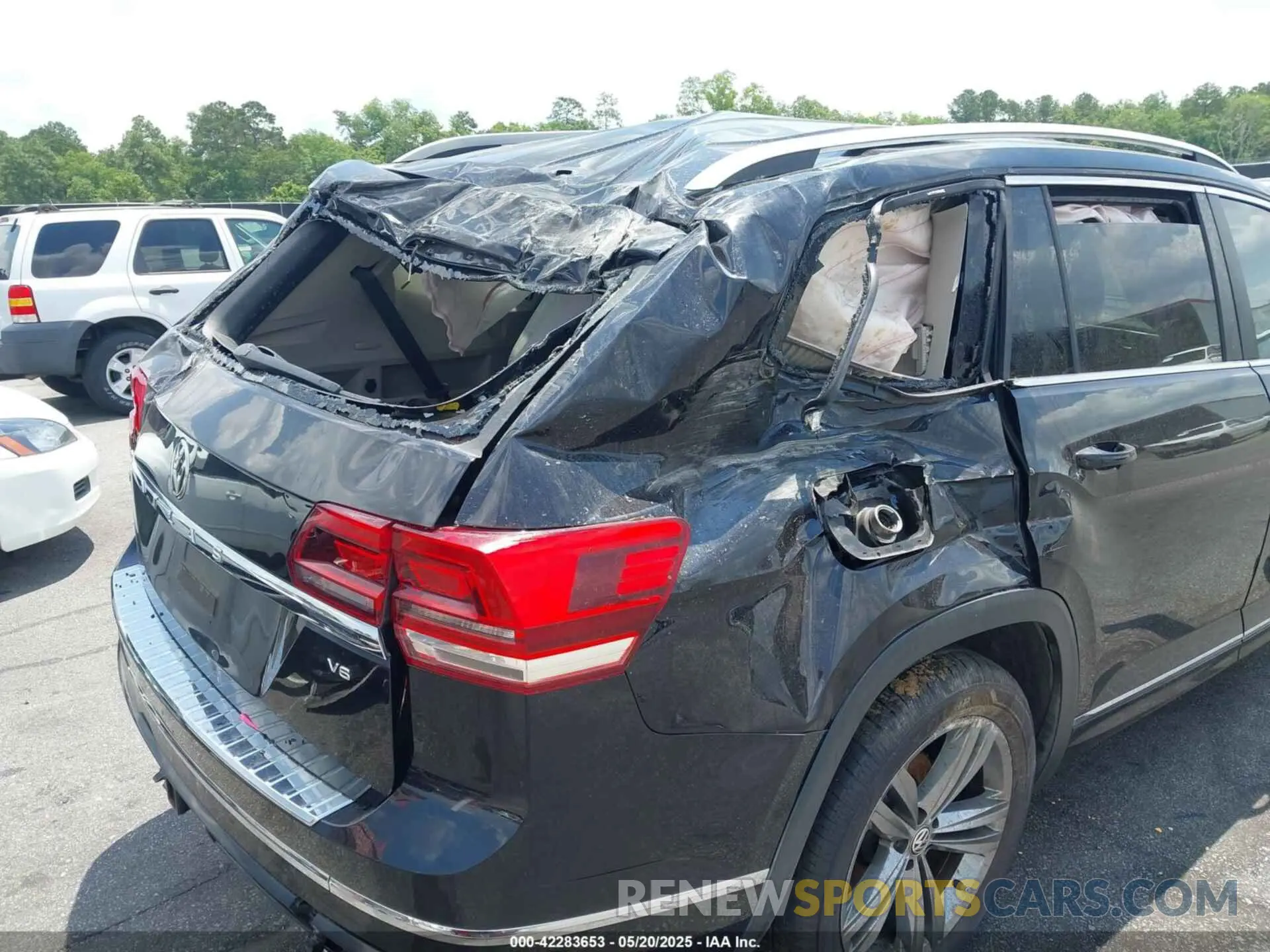 17 Photograph of a damaged car 1V2YR2CA2KC599024 VOLKSWAGEN ATLAS 2019