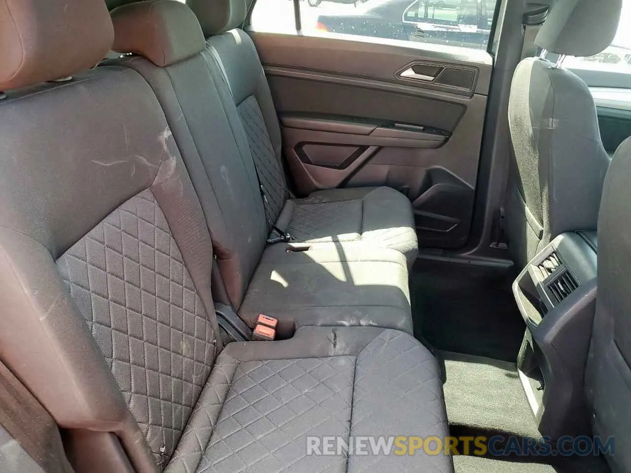 11 Photograph of a damaged car 1V2AC2CAXLC220453 VOLKSWAGEN ATLAS 2020