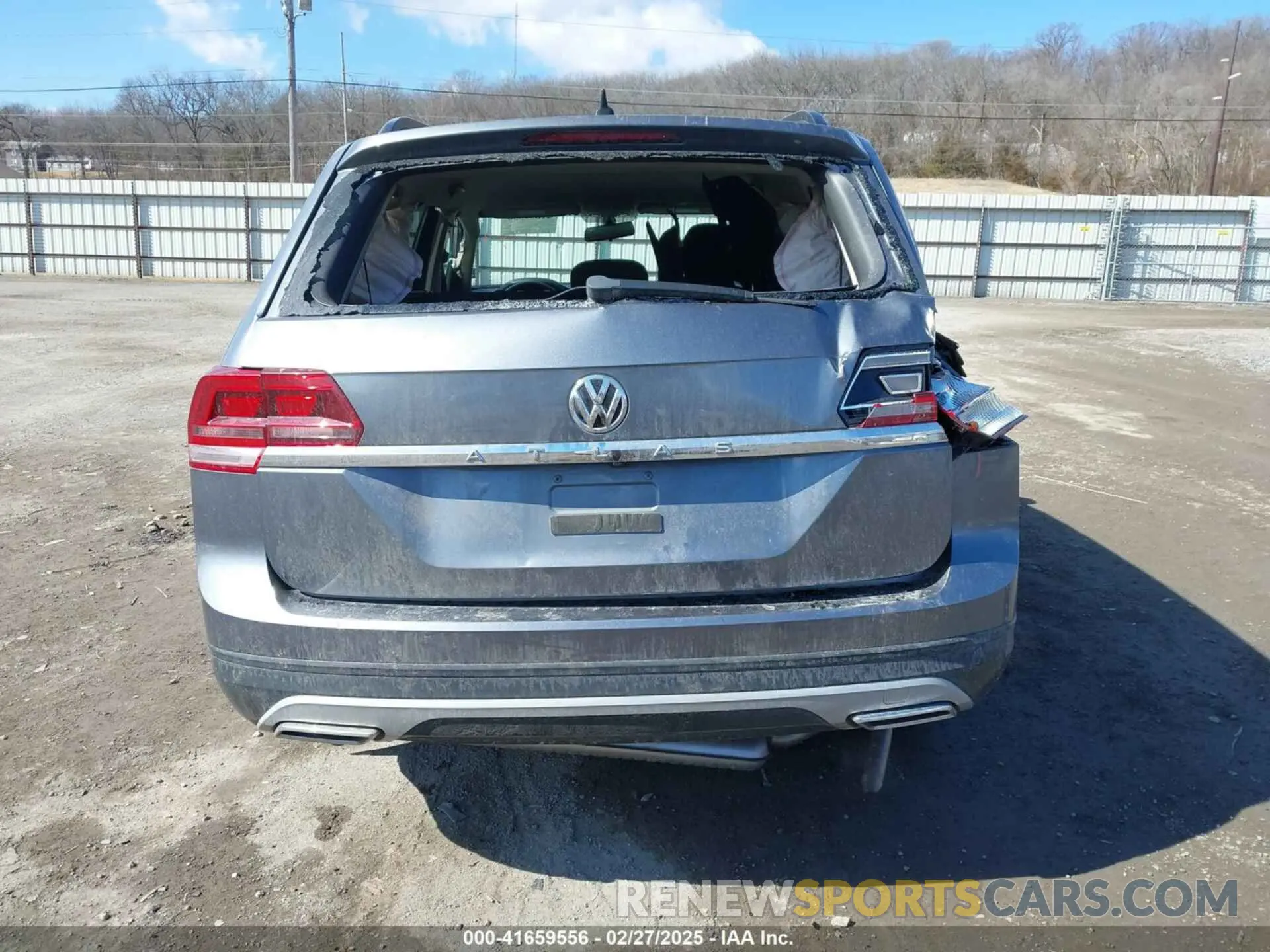 17 Photograph of a damaged car 1V2AP2CA0LC501536 VOLKSWAGEN ATLAS 2020