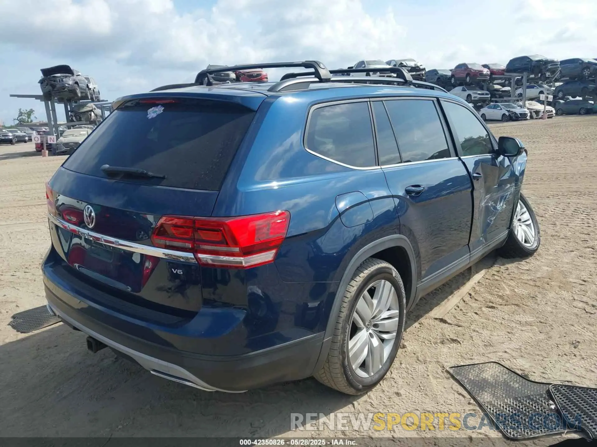 4 Photograph of a damaged car 1V2WR2CA8LC503891 VOLKSWAGEN ATLAS 2020