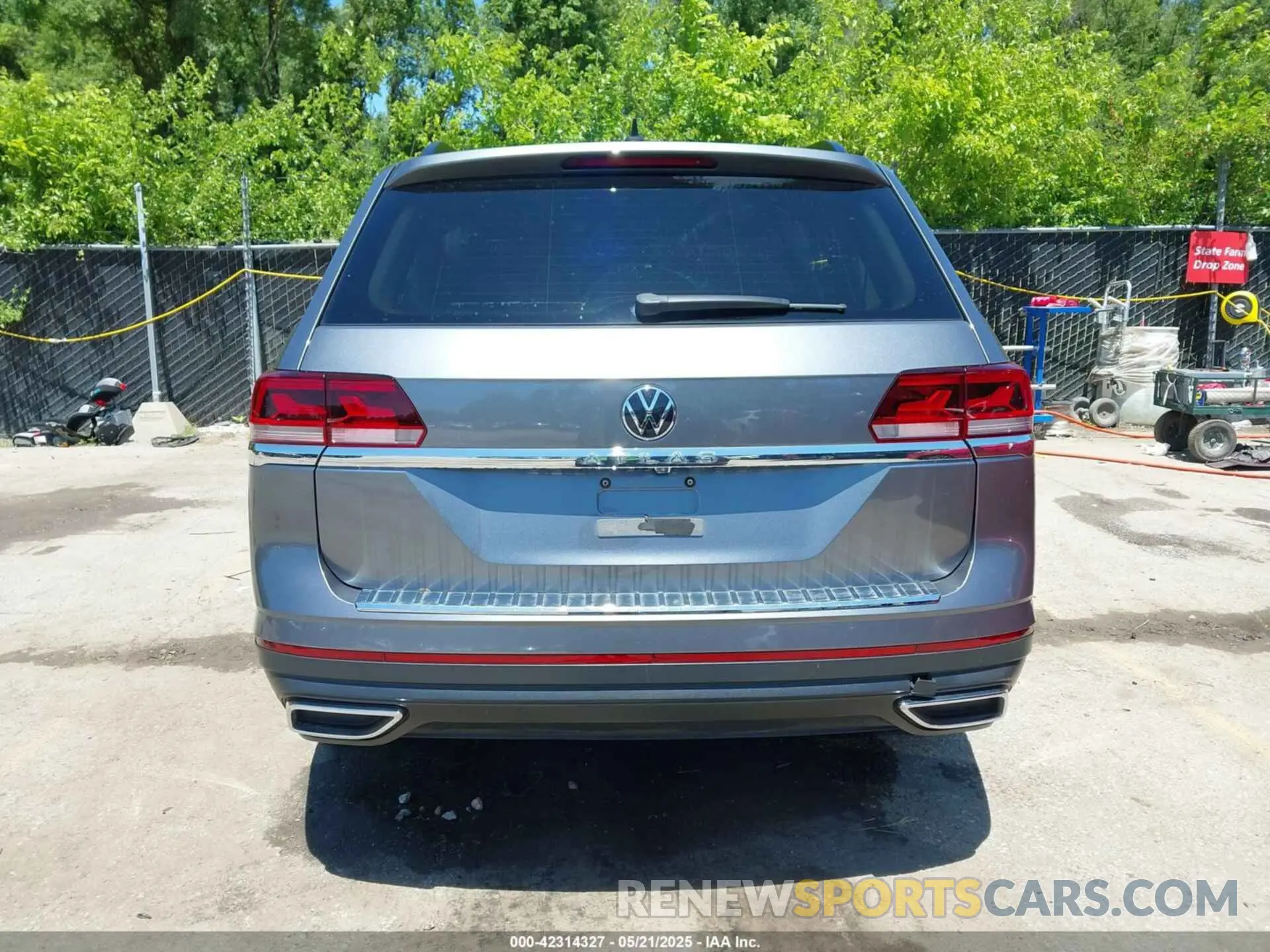17 Photograph of a damaged car 1V2AP2CA6MC522456 VOLKSWAGEN ATLAS 2021