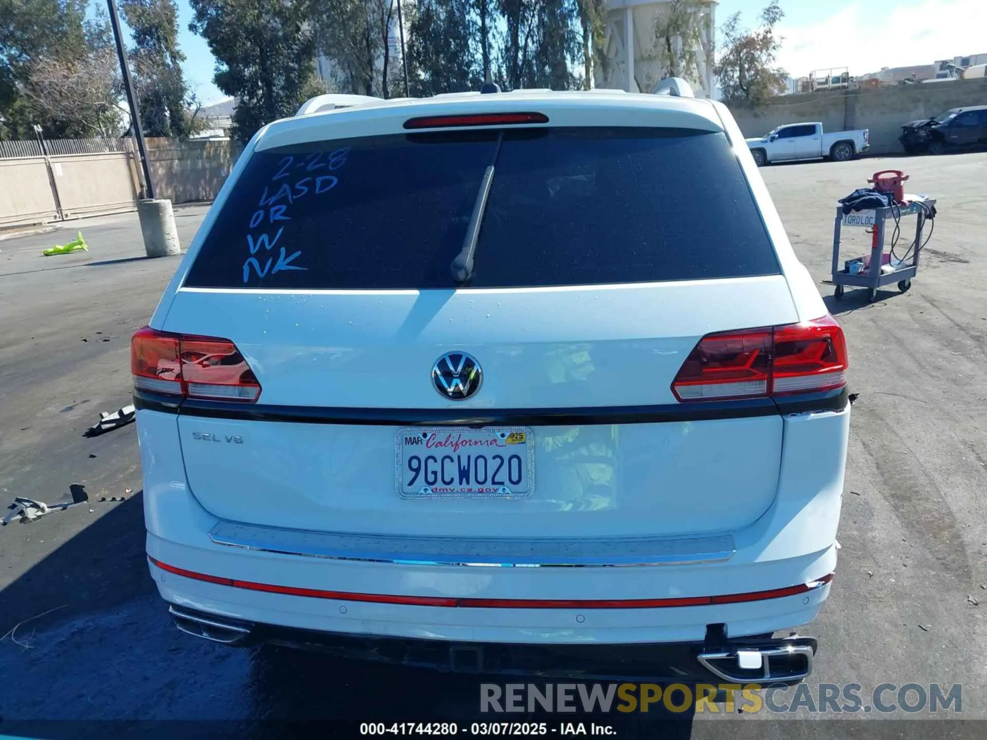 17 Photograph of a damaged car 1V2CR2CA8MC551444 VOLKSWAGEN ATLAS 2021