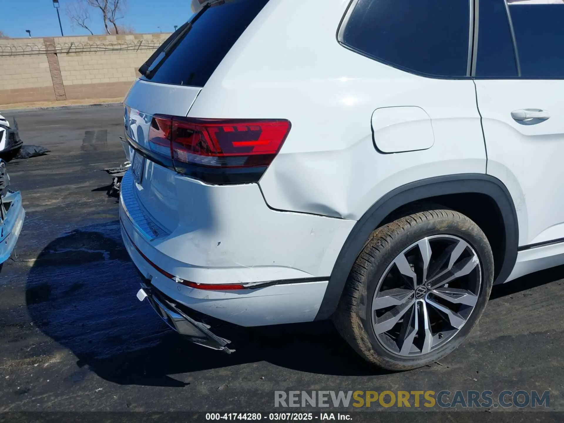 18 Photograph of a damaged car 1V2CR2CA8MC551444 VOLKSWAGEN ATLAS 2021