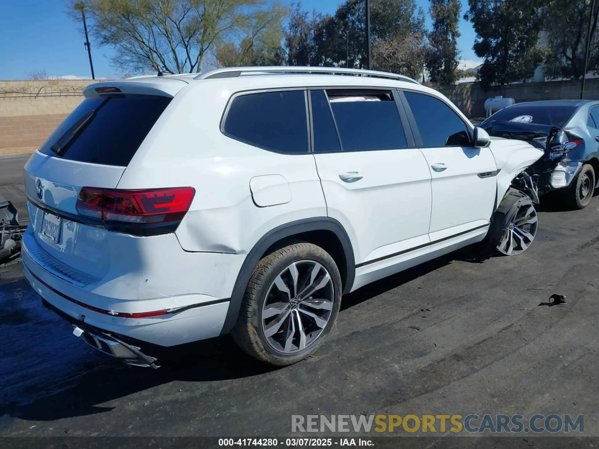 4 Photograph of a damaged car 1V2CR2CA8MC551444 VOLKSWAGEN ATLAS 2021