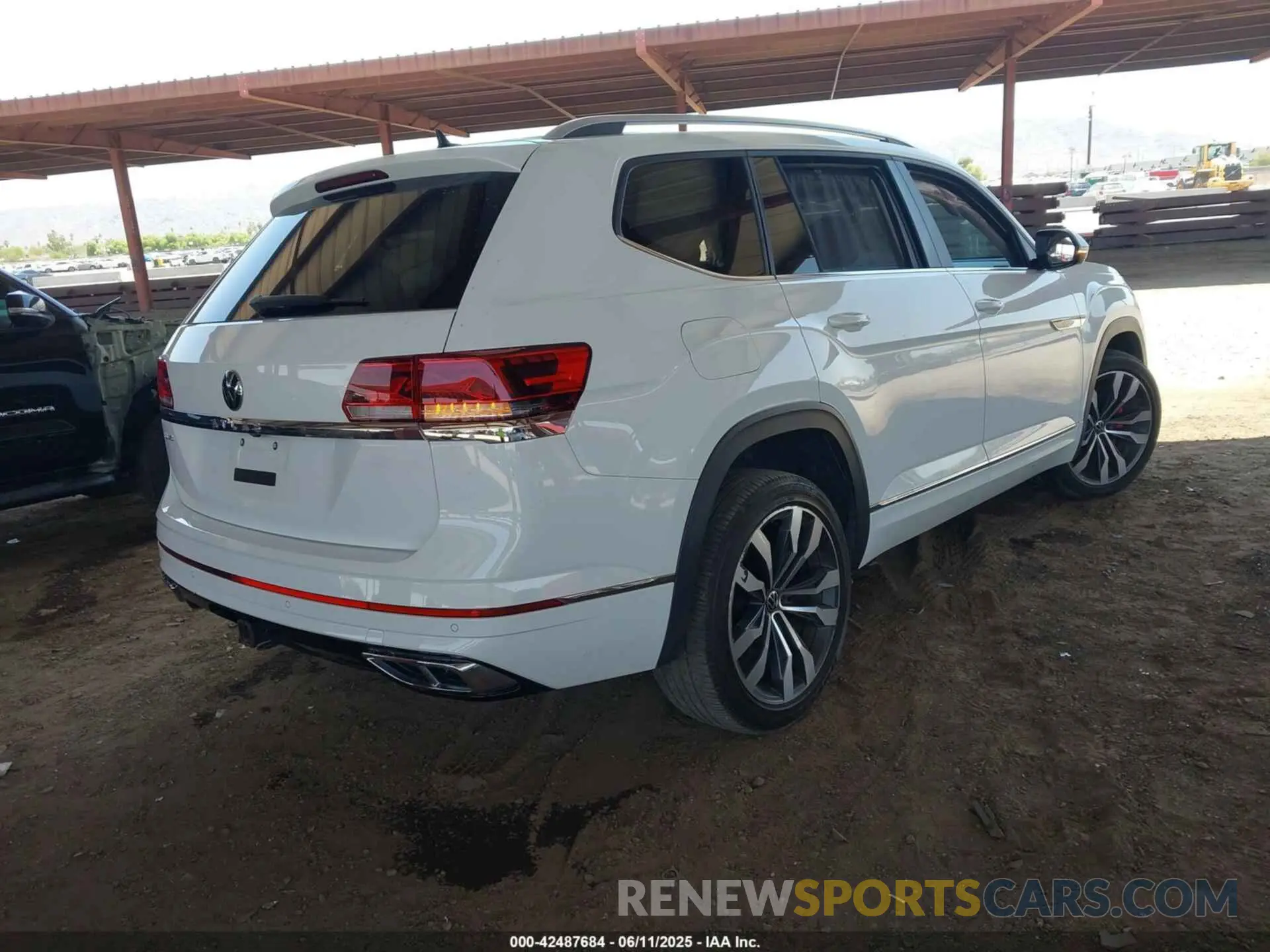 4 Photograph of a damaged car 1V2CR2CAXMC540915 VOLKSWAGEN ATLAS 2021