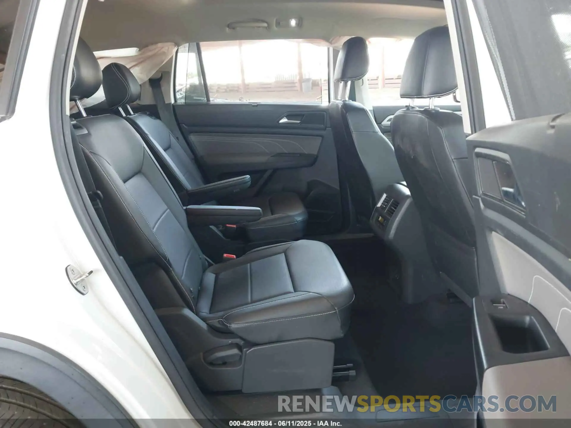 8 Photograph of a damaged car 1V2CR2CAXMC540915 VOLKSWAGEN ATLAS 2021