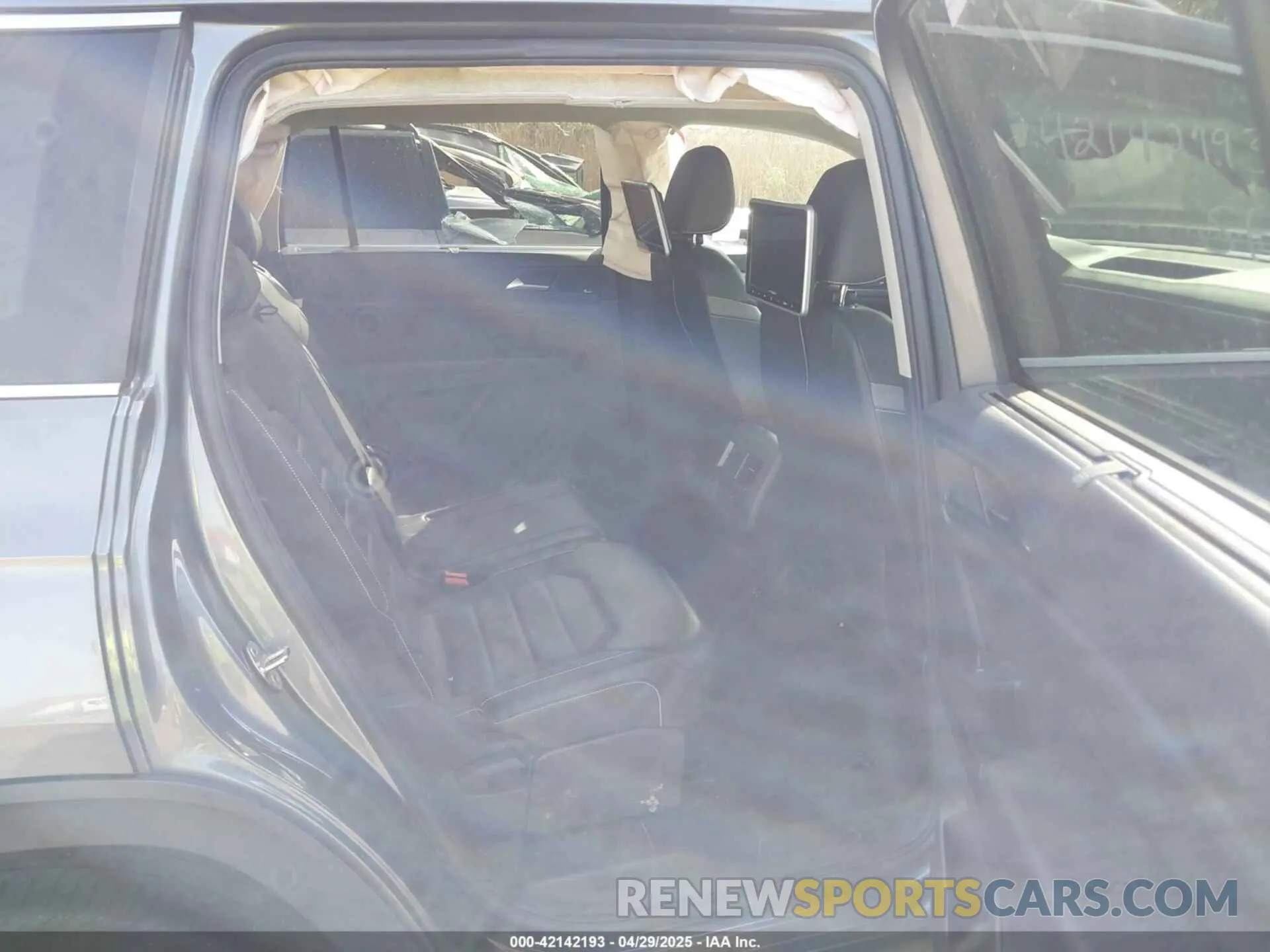 8 Photograph of a damaged car 1V2FR2CA2MC503869 VOLKSWAGEN ATLAS 2021