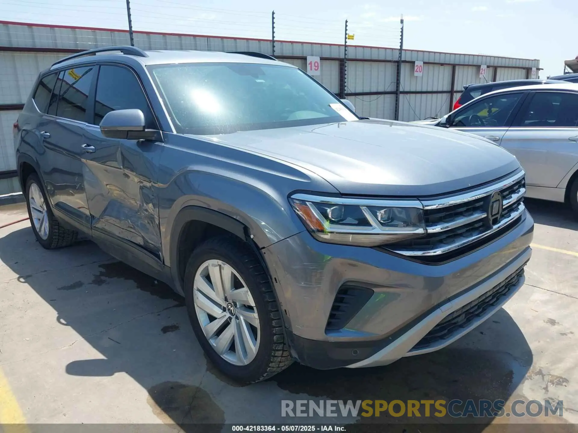 1 Photograph of a damaged car 1V2HR2CA4MC596998 VOLKSWAGEN ATLAS 2021