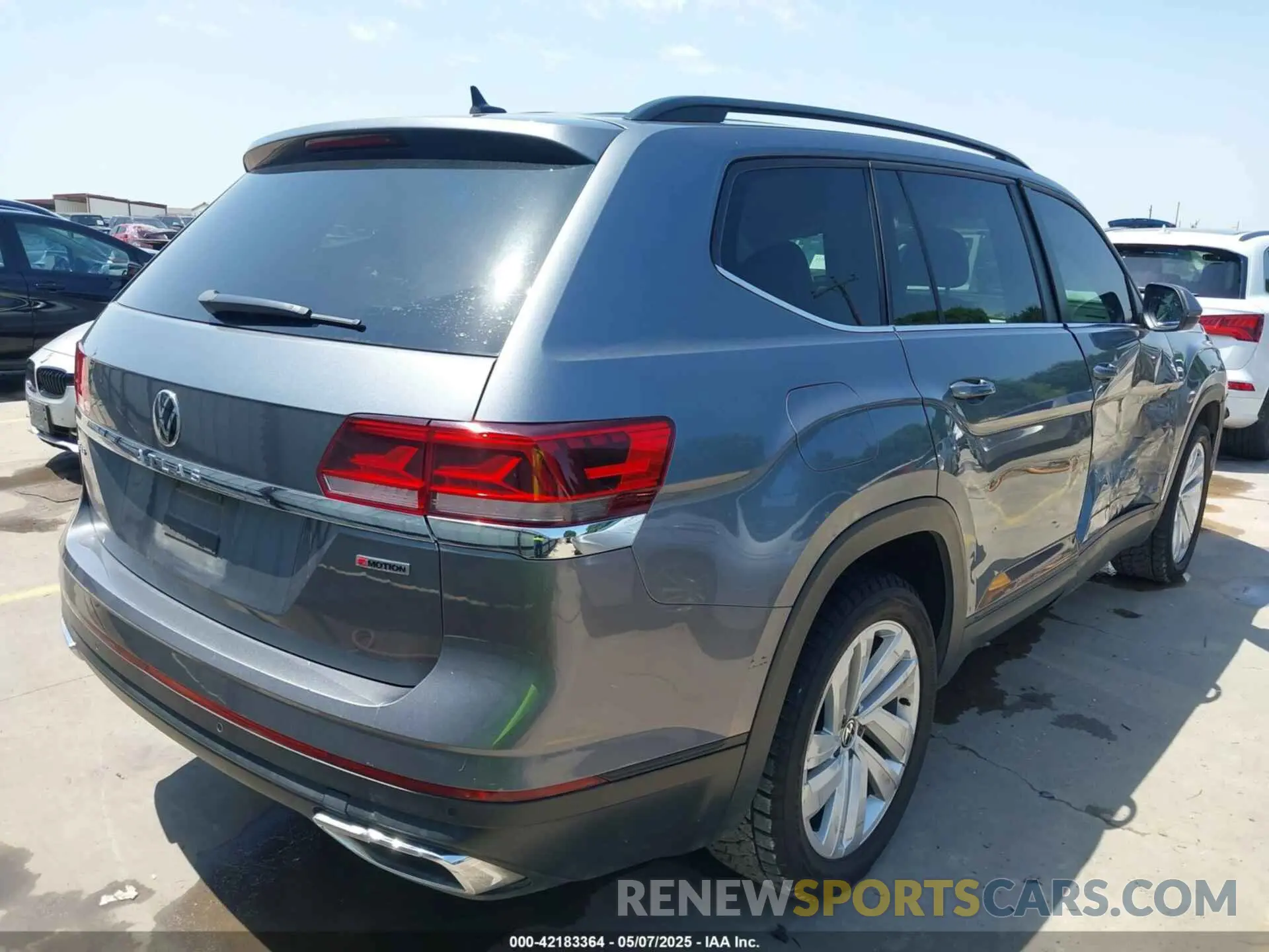 4 Photograph of a damaged car 1V2HR2CA4MC596998 VOLKSWAGEN ATLAS 2021