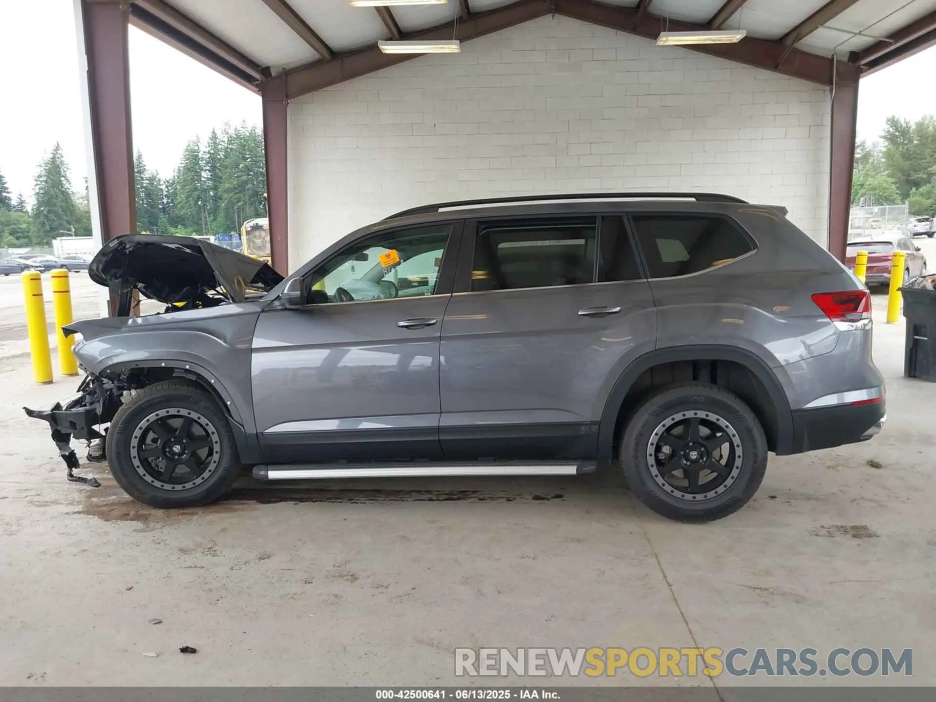 14 Photograph of a damaged car 1V2KR2CA9MC536446 VOLKSWAGEN ATLAS 2021