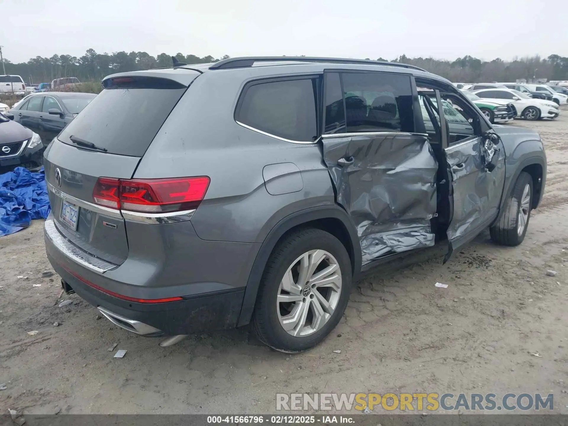 4 Photograph of a damaged car 1V2KR2CAXMC513192 VOLKSWAGEN ATLAS 2021