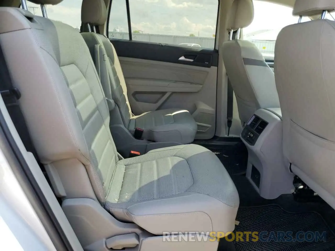 11 Photograph of a damaged car 1V2TP2CA2MC556063 VOLKSWAGEN ATLAS 2021