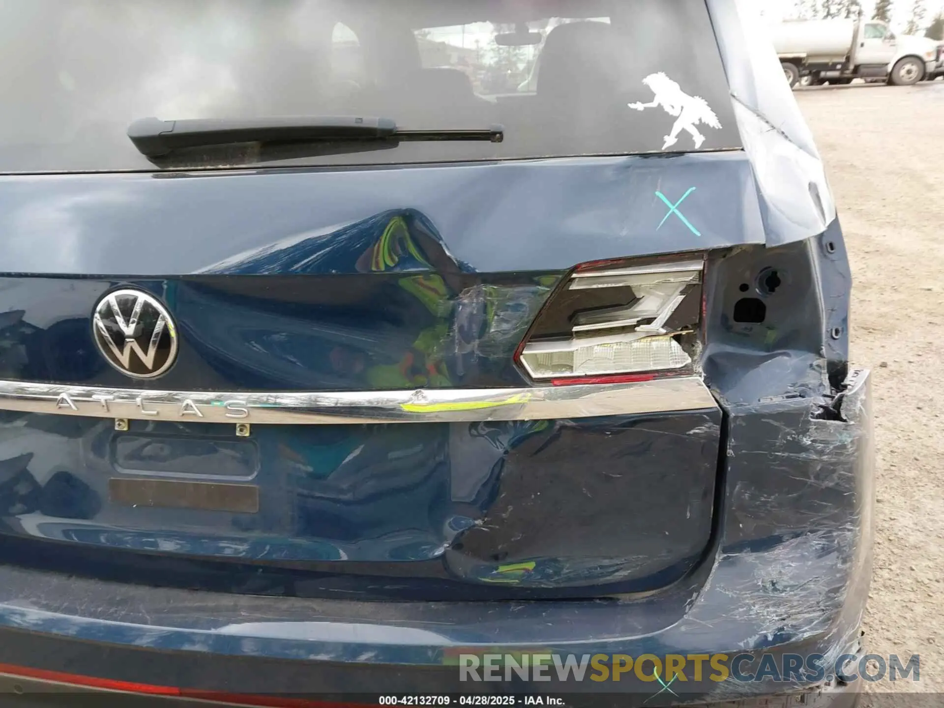 17 Photograph of a damaged car 1V2WR2CA7MC568779 VOLKSWAGEN ATLAS 2021