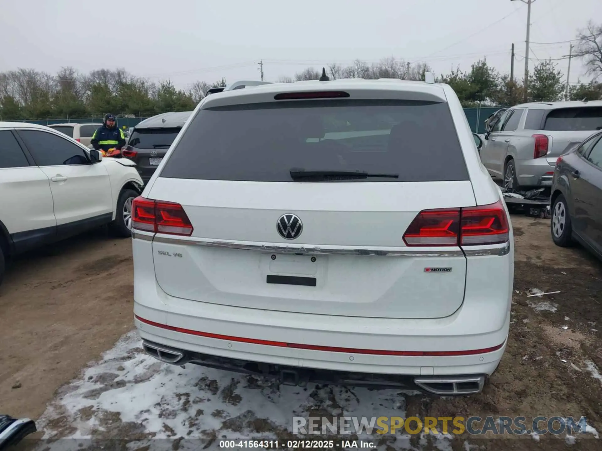 17 Photograph of a damaged car 1V2AR2CA0NC507334 VOLKSWAGEN ATLAS 2022