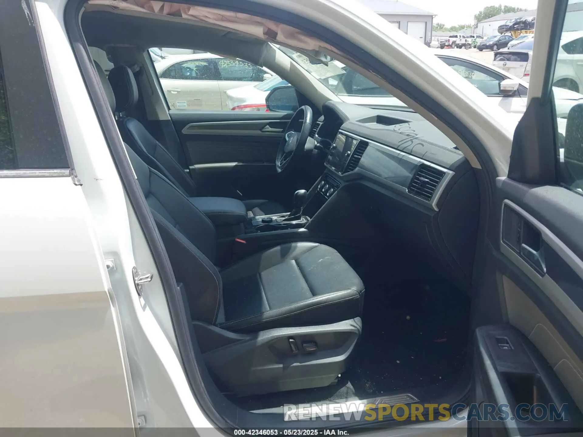 5 Photograph of a damaged car 1V2AR2CA2NC547804 VOLKSWAGEN ATLAS 2022