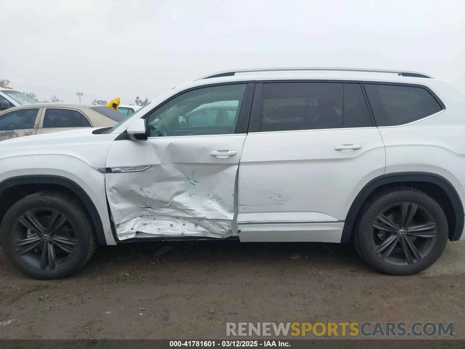 14 Photograph of a damaged car 1V2AR2CA5NC548221 VOLKSWAGEN ATLAS 2022
