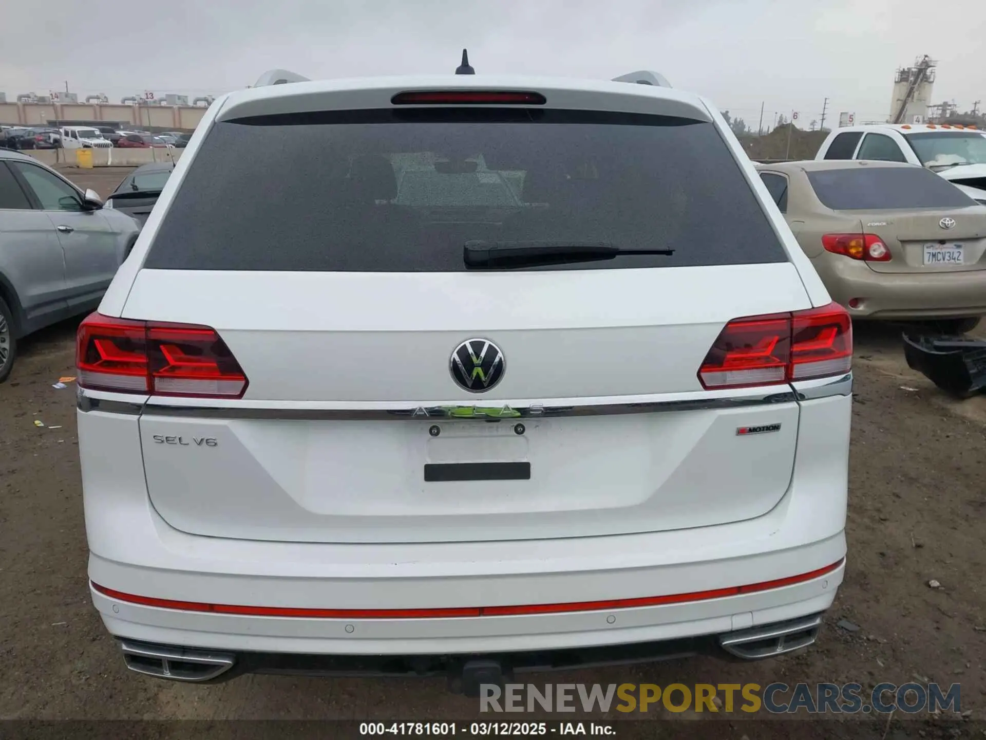 16 Photograph of a damaged car 1V2AR2CA5NC548221 VOLKSWAGEN ATLAS 2022