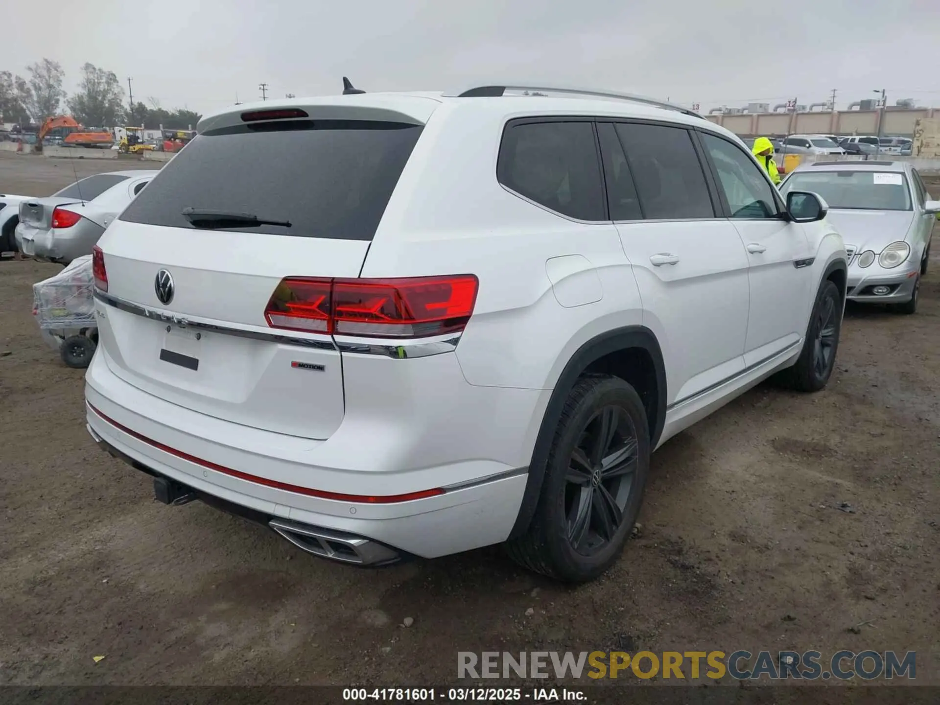4 Photograph of a damaged car 1V2AR2CA5NC548221 VOLKSWAGEN ATLAS 2022