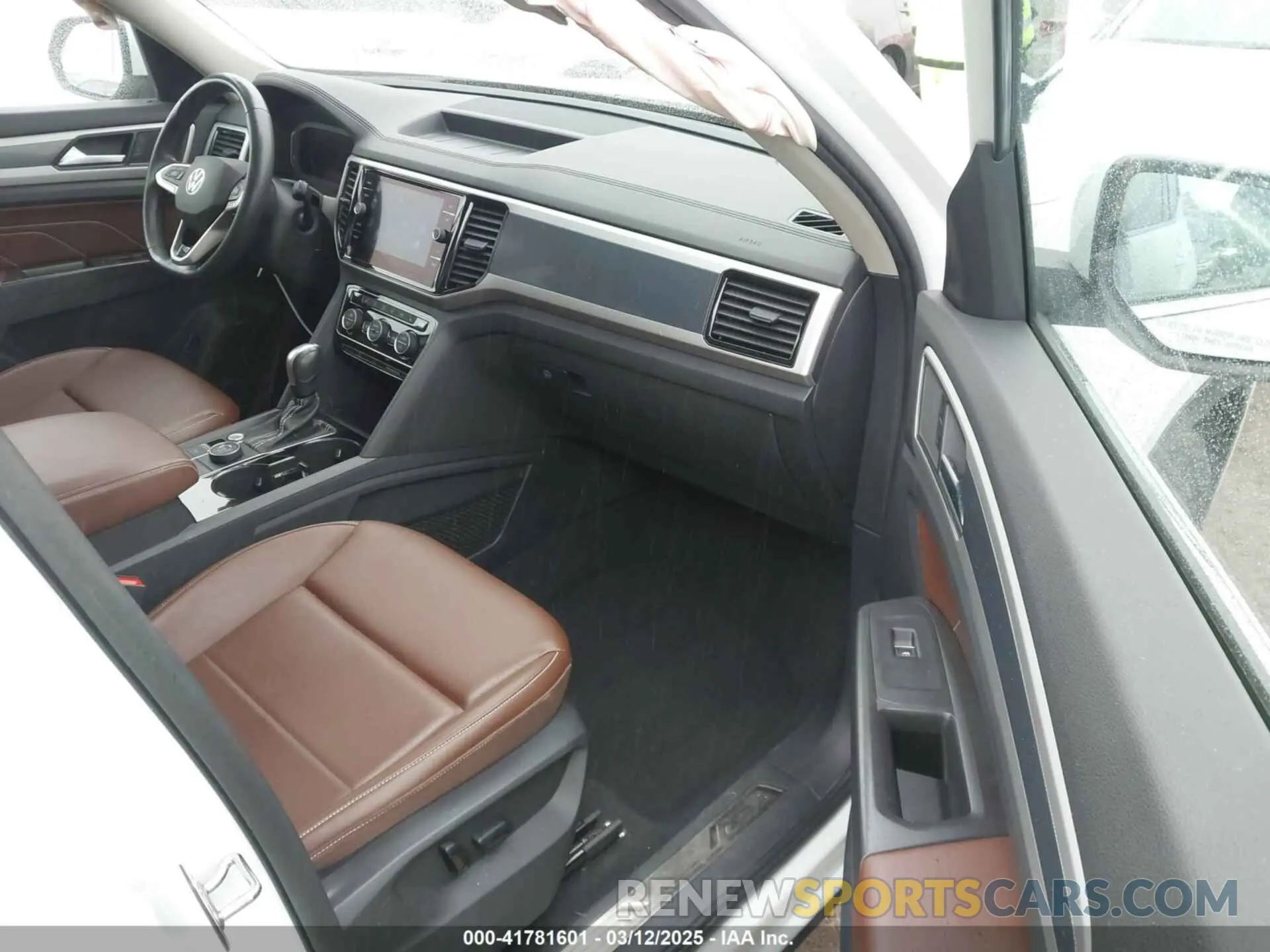 5 Photograph of a damaged car 1V2AR2CA5NC548221 VOLKSWAGEN ATLAS 2022