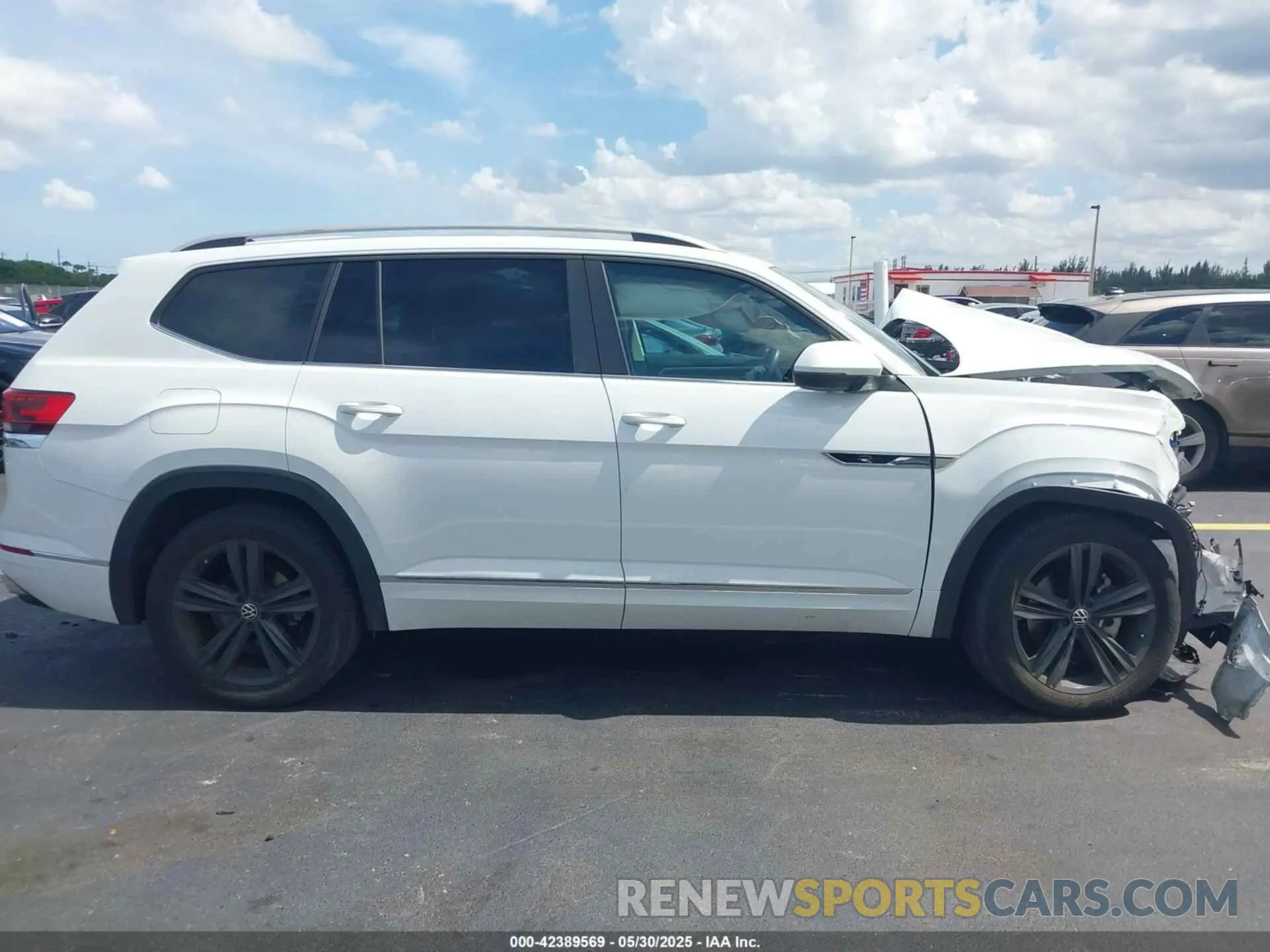 14 Photograph of a damaged car 1V2AR2CA6NC504289 VOLKSWAGEN ATLAS 2022