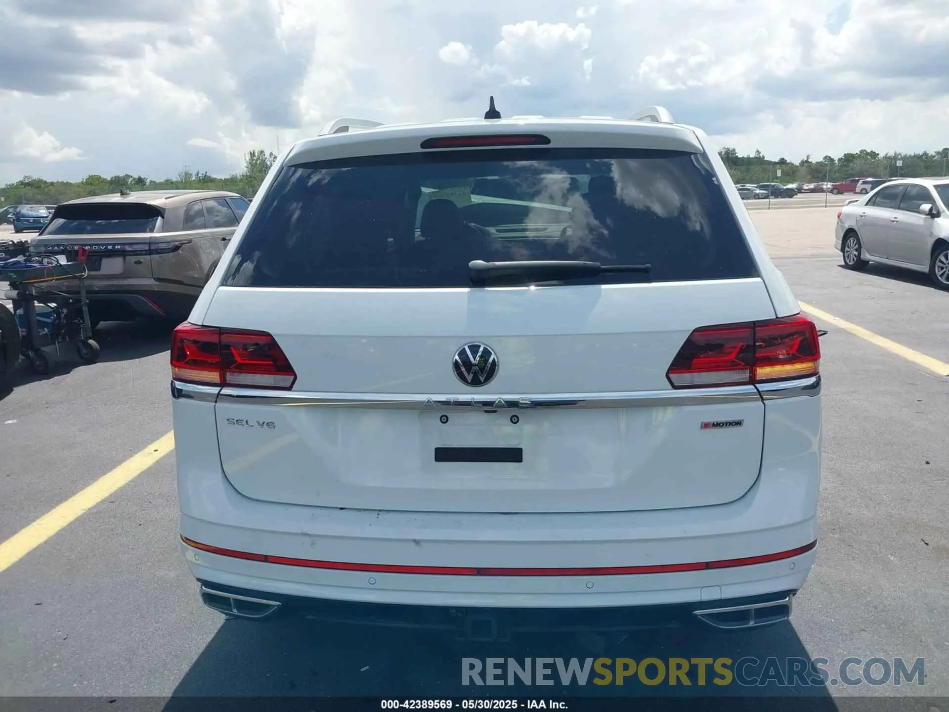 17 Photograph of a damaged car 1V2AR2CA6NC504289 VOLKSWAGEN ATLAS 2022