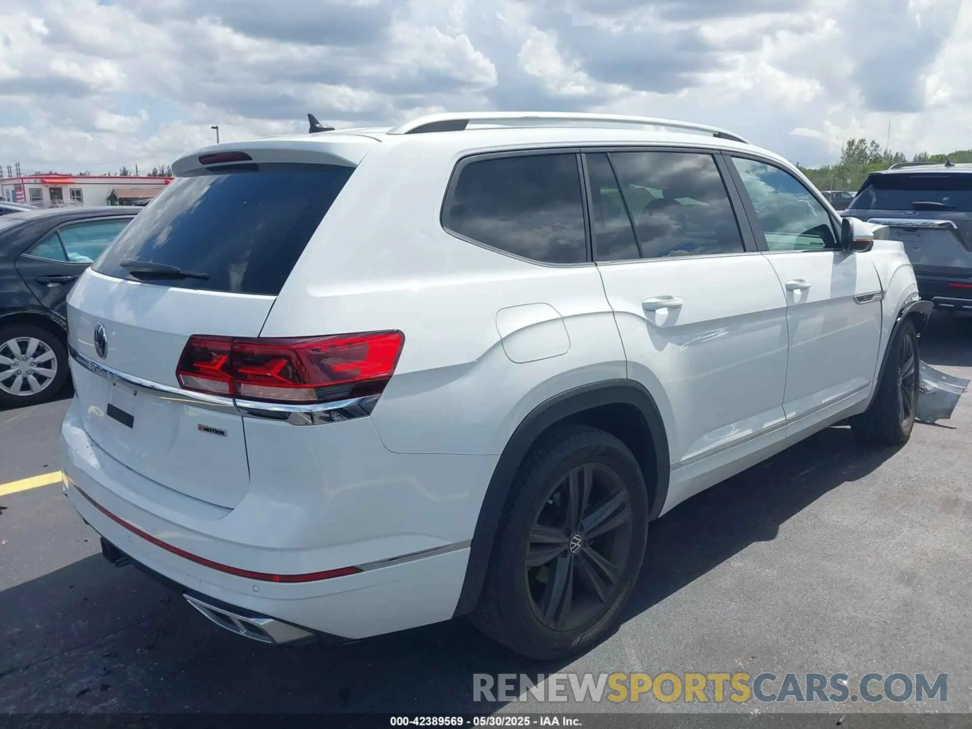 4 Photograph of a damaged car 1V2AR2CA6NC504289 VOLKSWAGEN ATLAS 2022