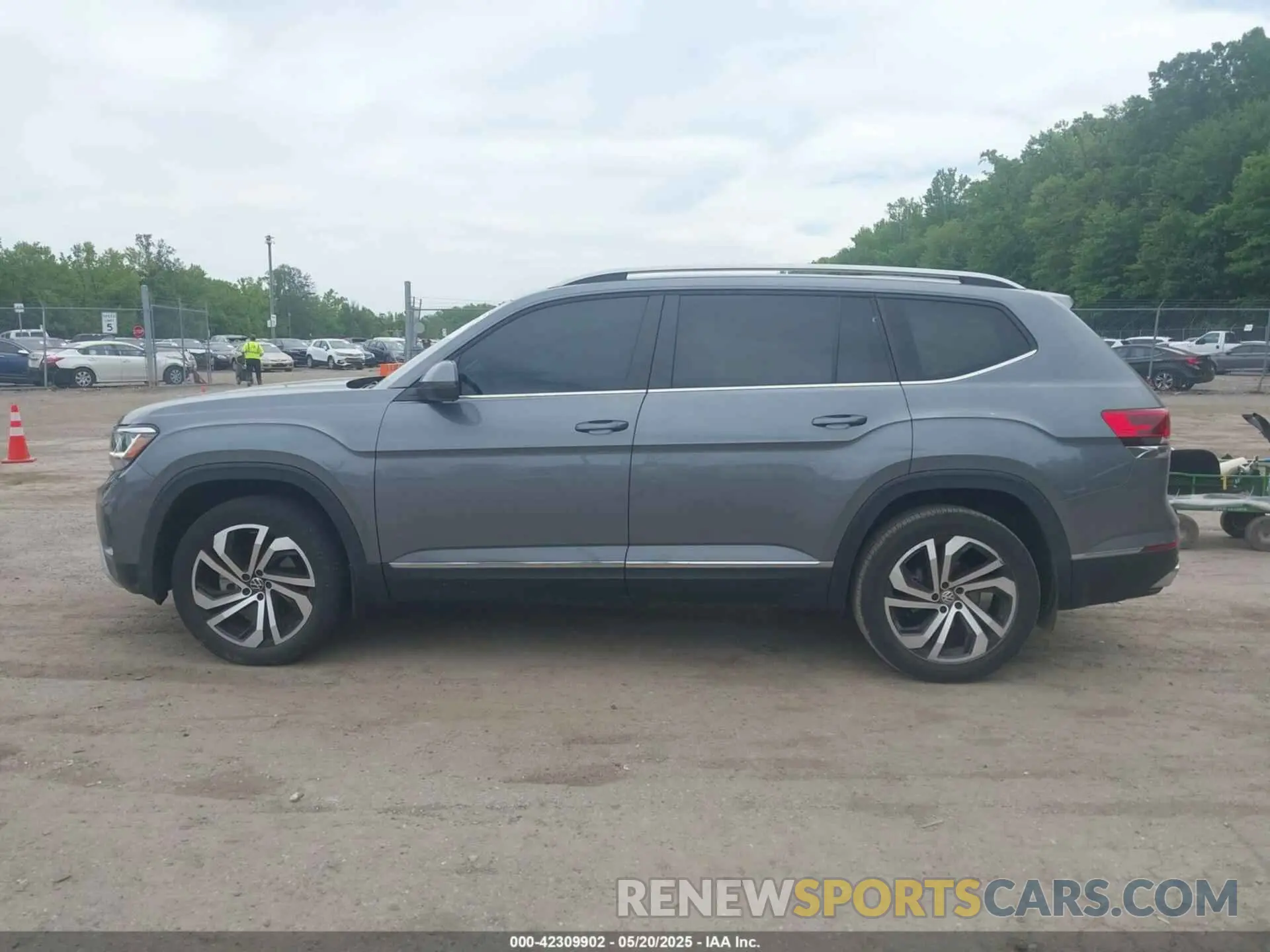 14 Photograph of a damaged car 1V2BP2CA2NC504428 VOLKSWAGEN ATLAS 2022