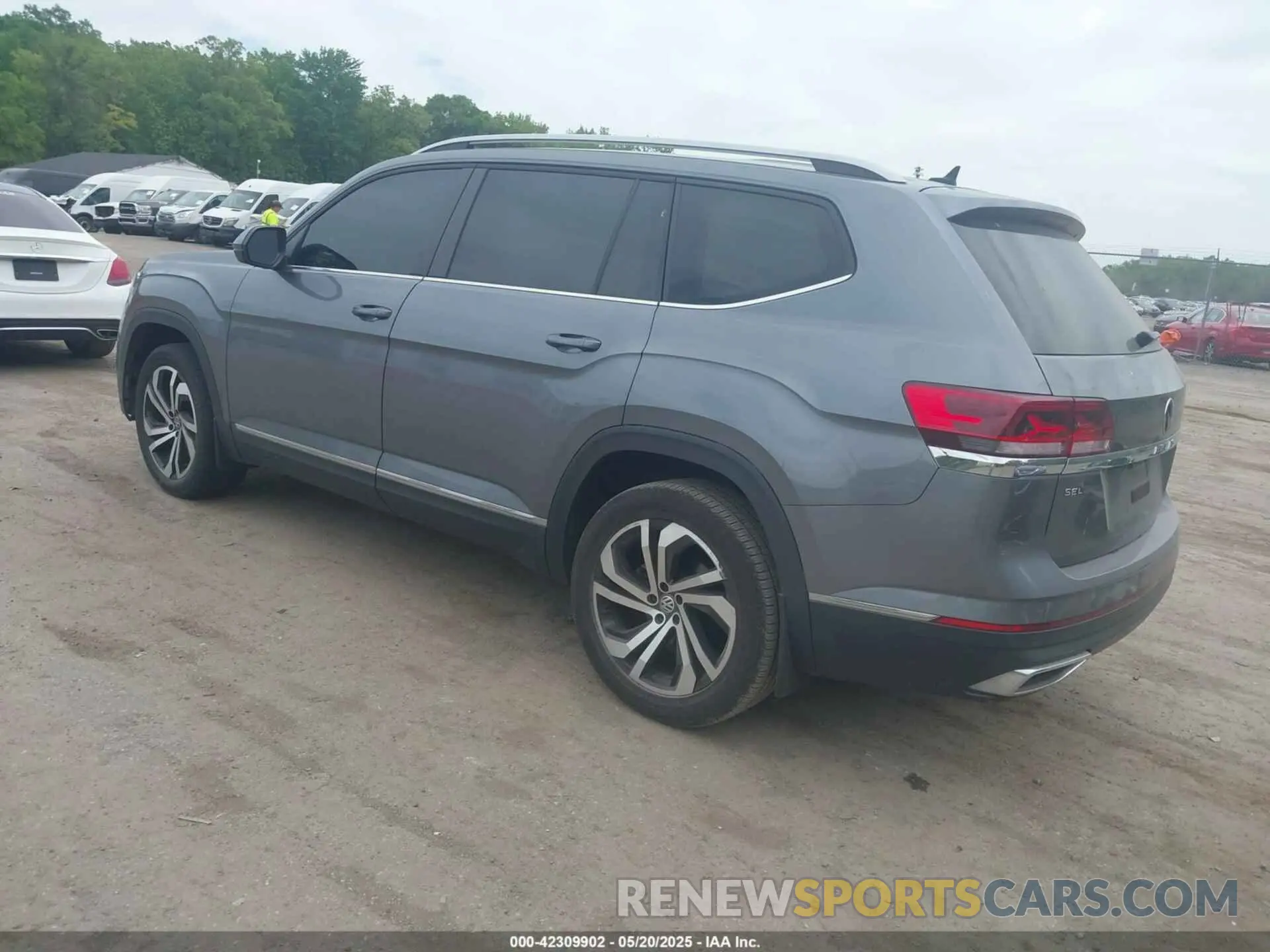 3 Photograph of a damaged car 1V2BP2CA2NC504428 VOLKSWAGEN ATLAS 2022