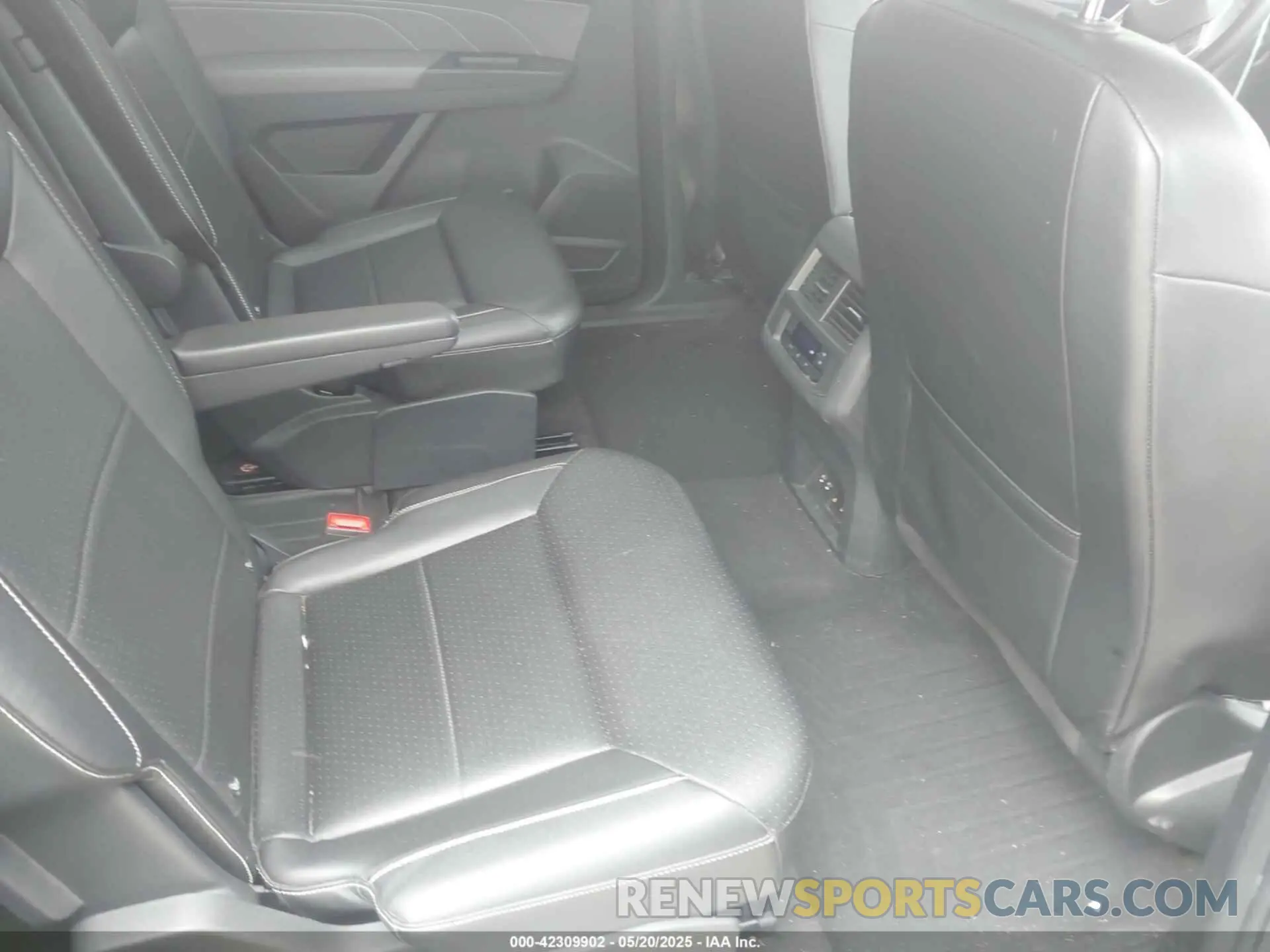 8 Photograph of a damaged car 1V2BP2CA2NC504428 VOLKSWAGEN ATLAS 2022