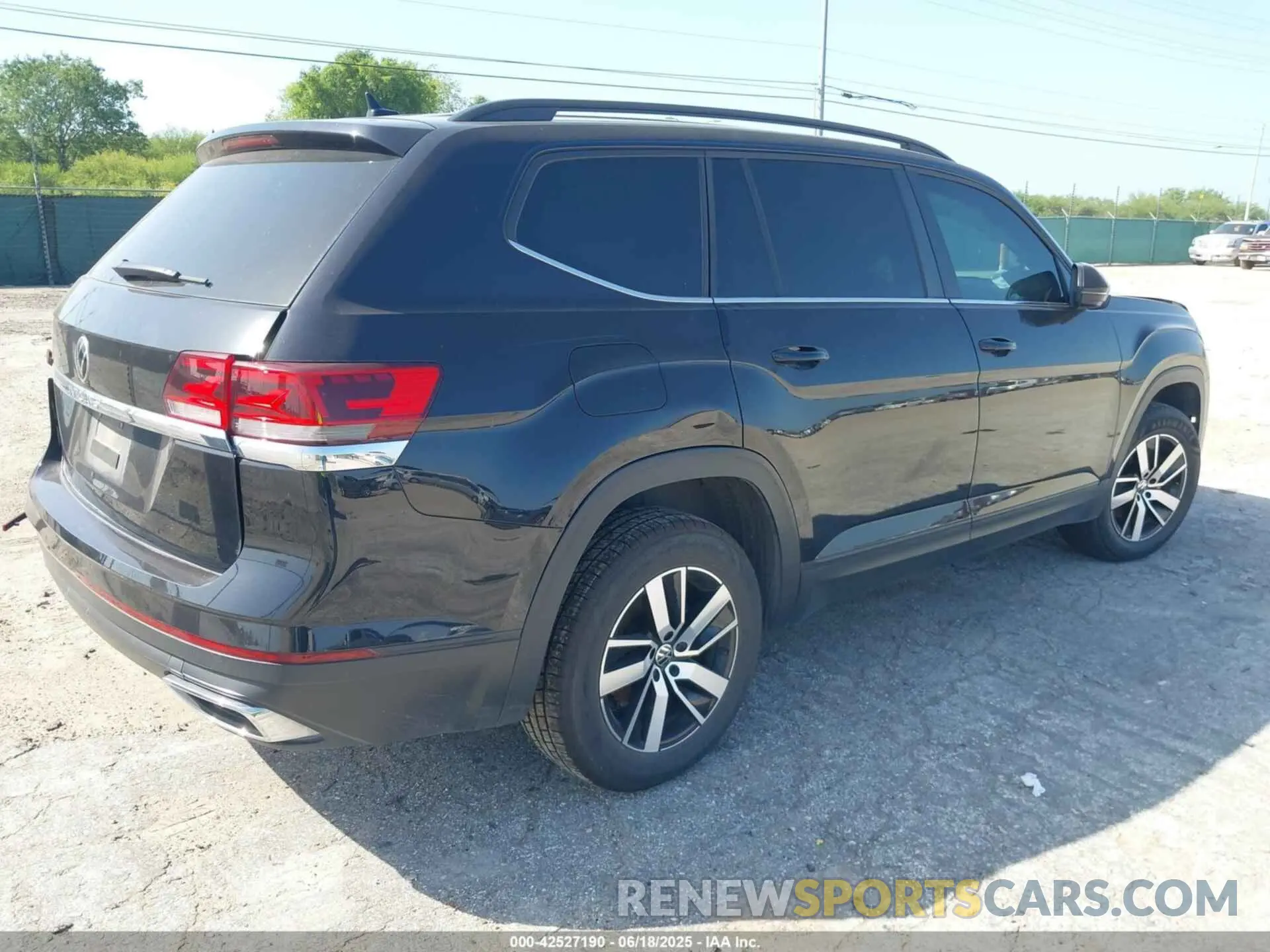 4 Photograph of a damaged car 1V2DP2CA7NC528880 VOLKSWAGEN ATLAS 2022