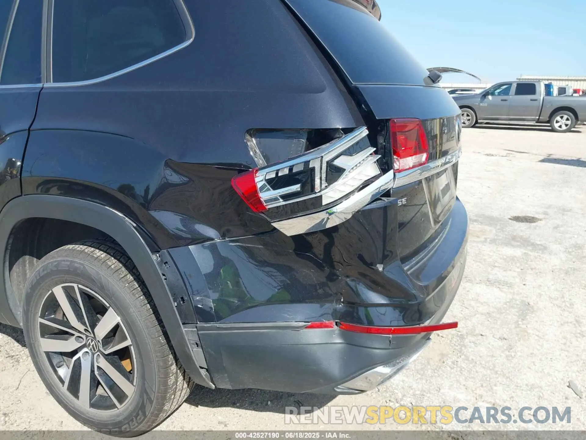 6 Photograph of a damaged car 1V2DP2CA7NC528880 VOLKSWAGEN ATLAS 2022