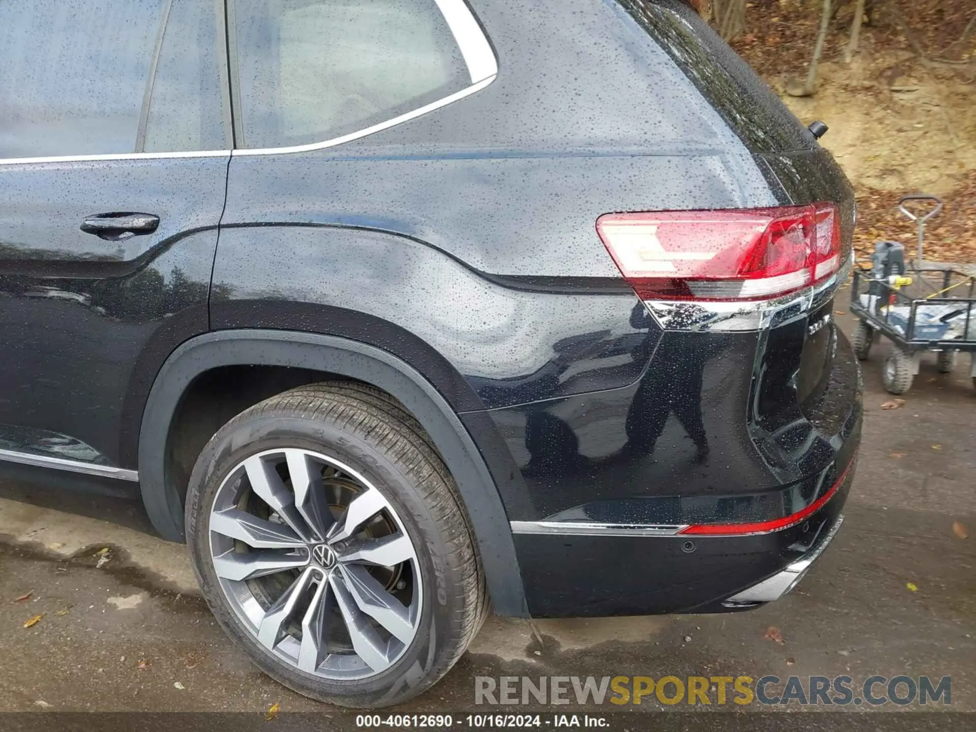 18 Photograph of a damaged car 1V2FR2CA3NC541015 VOLKSWAGEN ATLAS 2022
