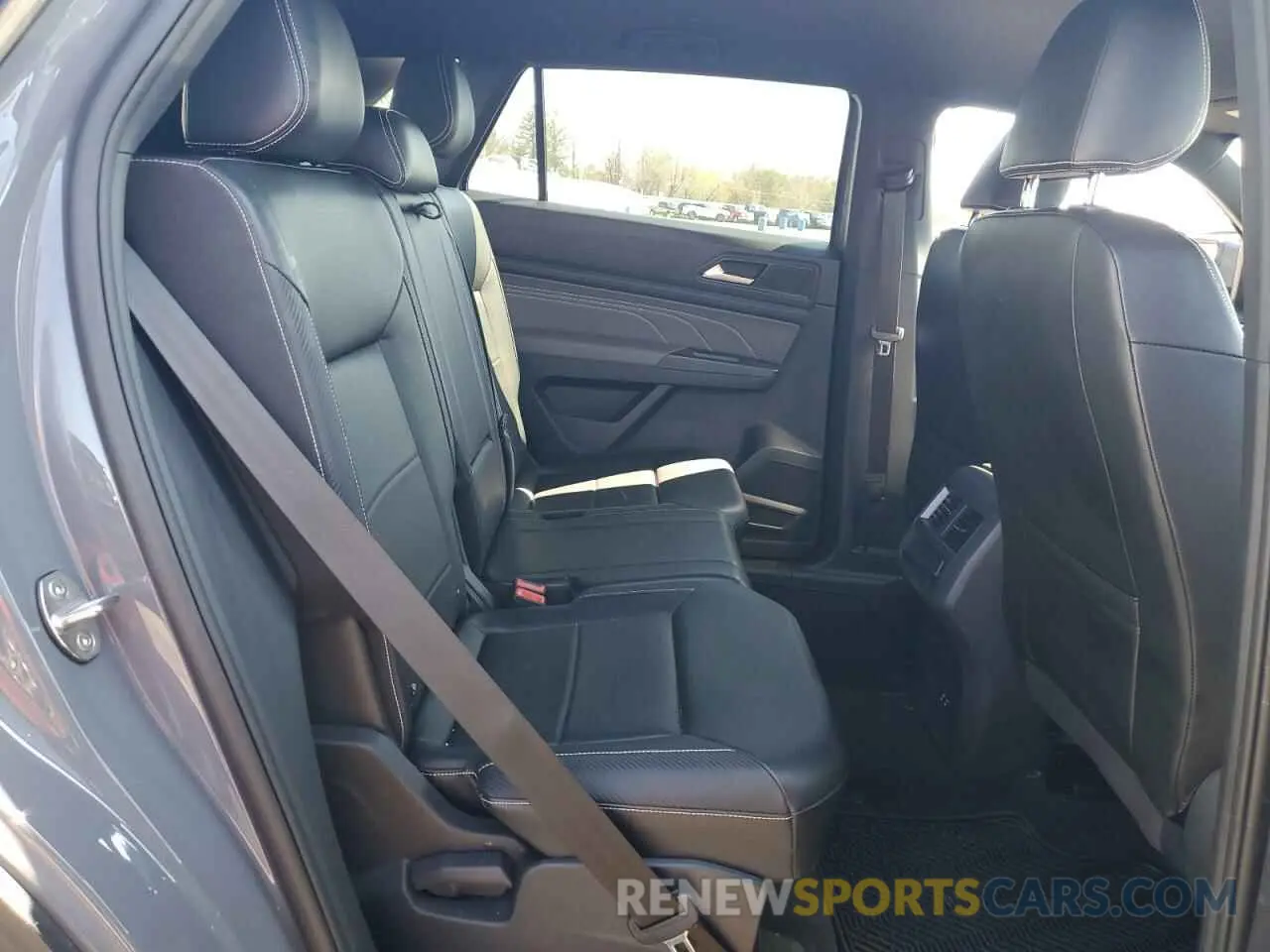 11 Photograph of a damaged car 1V2HE2CA7NC213195 VOLKSWAGEN ATLAS 2022