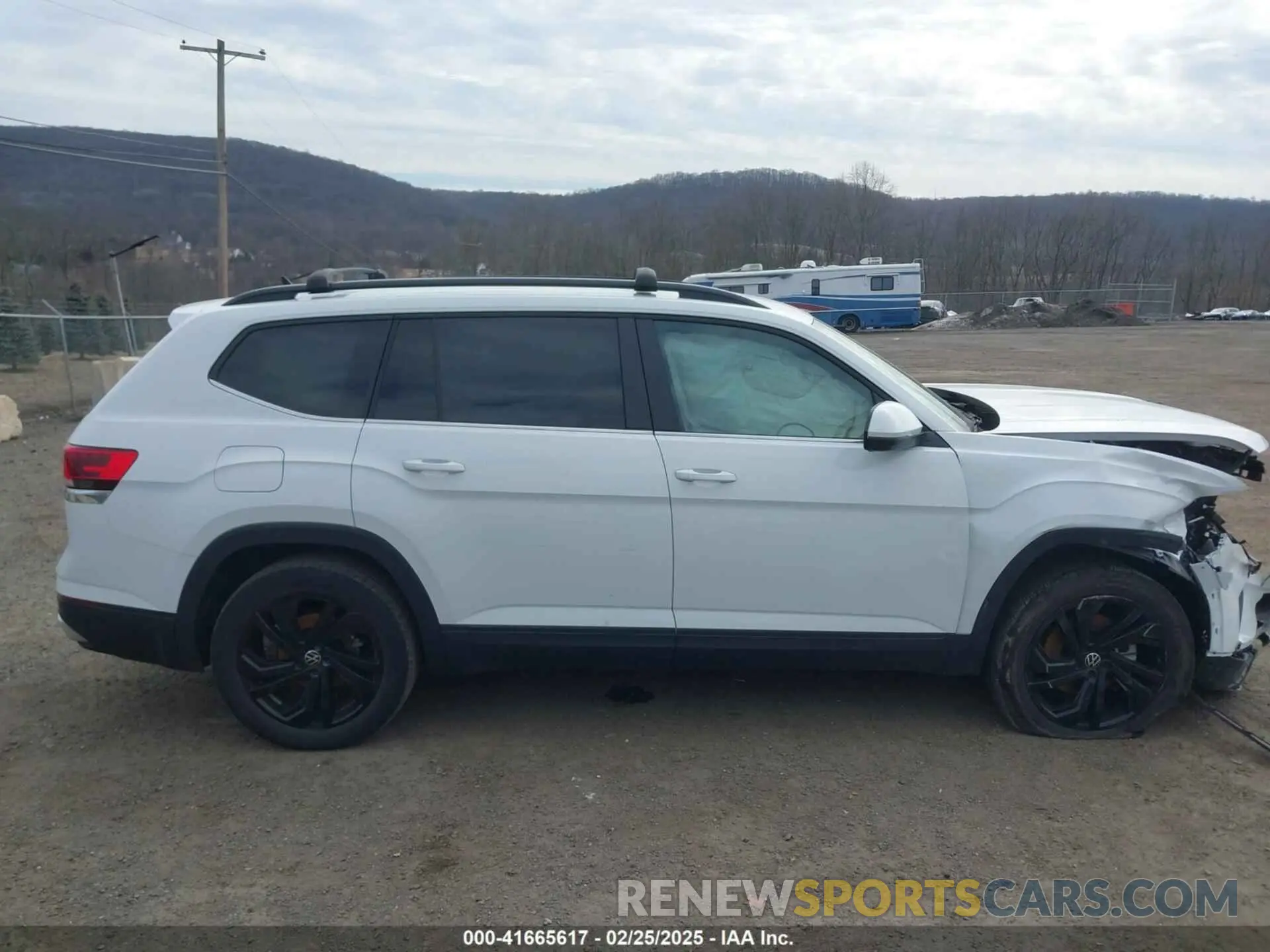 13 Photograph of a damaged car 1V2HP2CA2NC510661 VOLKSWAGEN ATLAS 2022