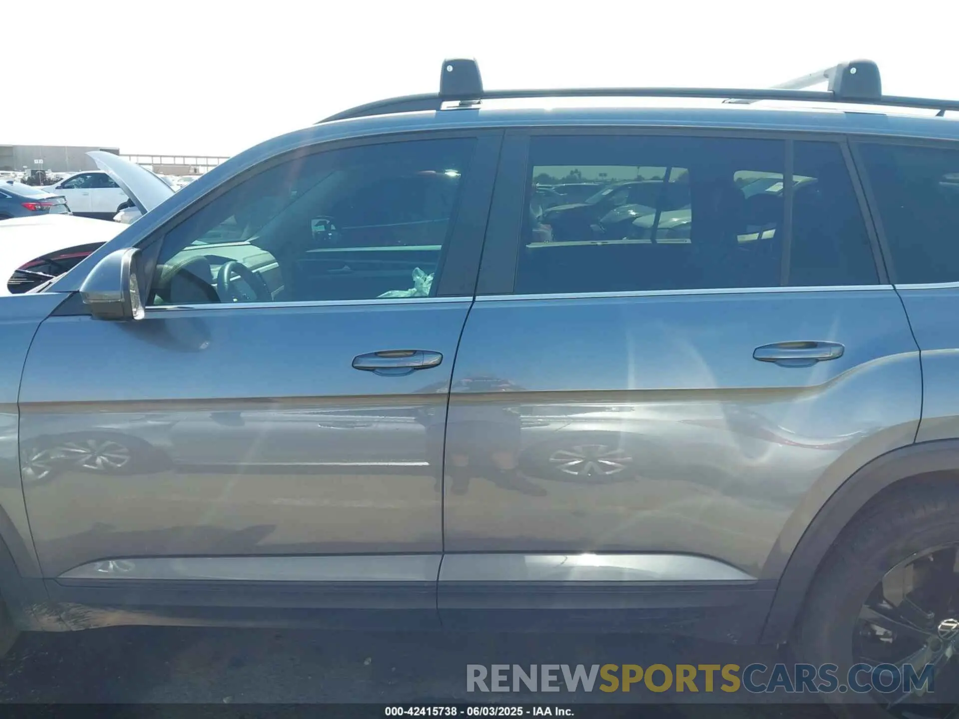 14 Photograph of a damaged car 1V2HR2CA6NC549862 VOLKSWAGEN ATLAS 2022